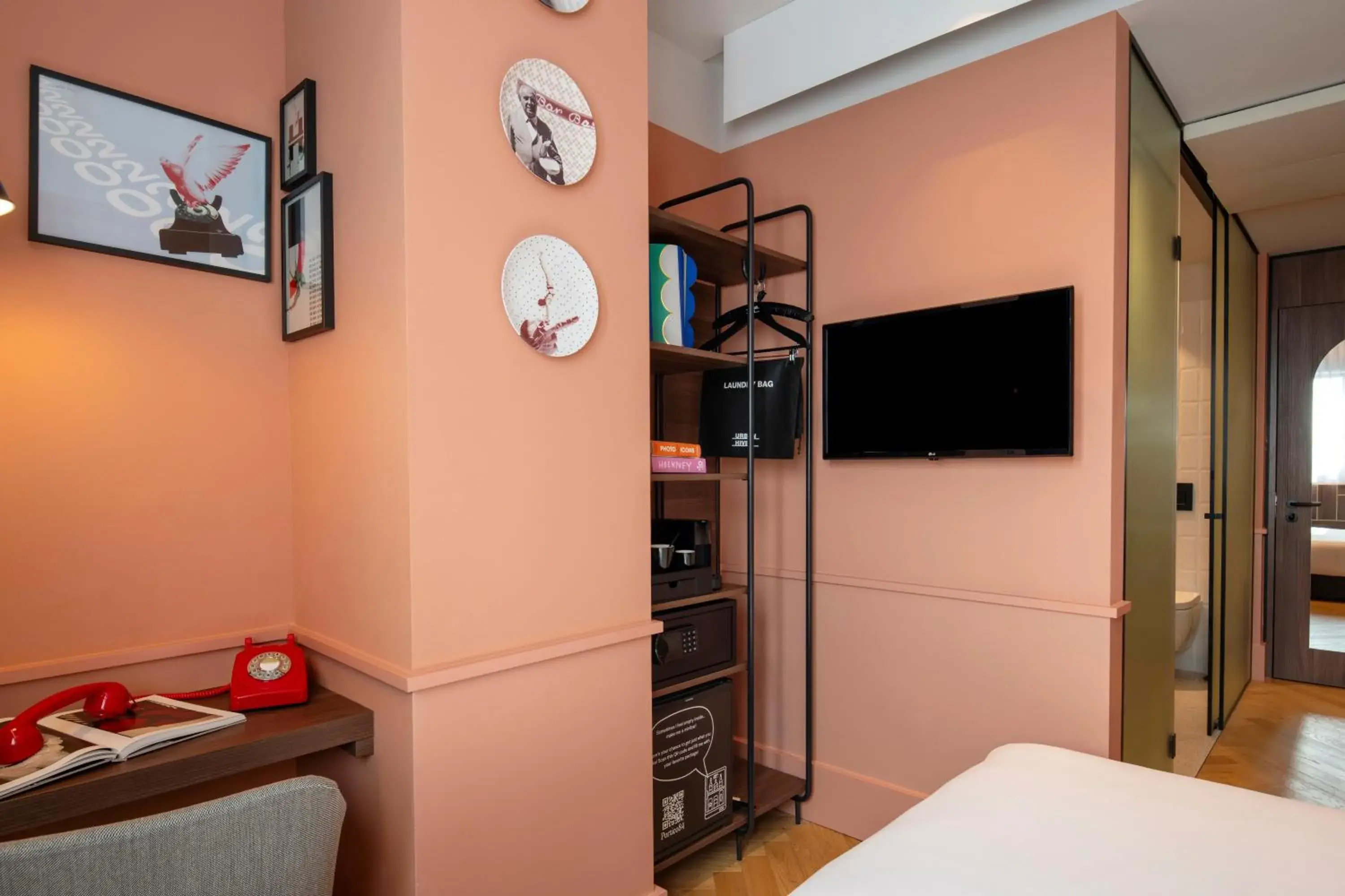 Bedroom, Bed in Urban Hive Milano Bedroom, Bed in Urban Hive Milano