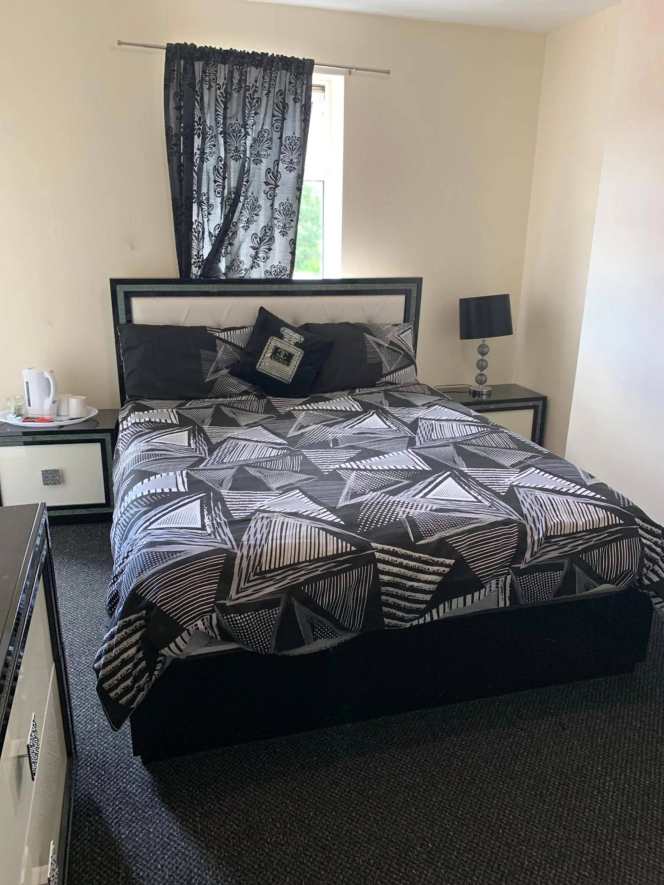 Busy Bee - Guest House - Self Service