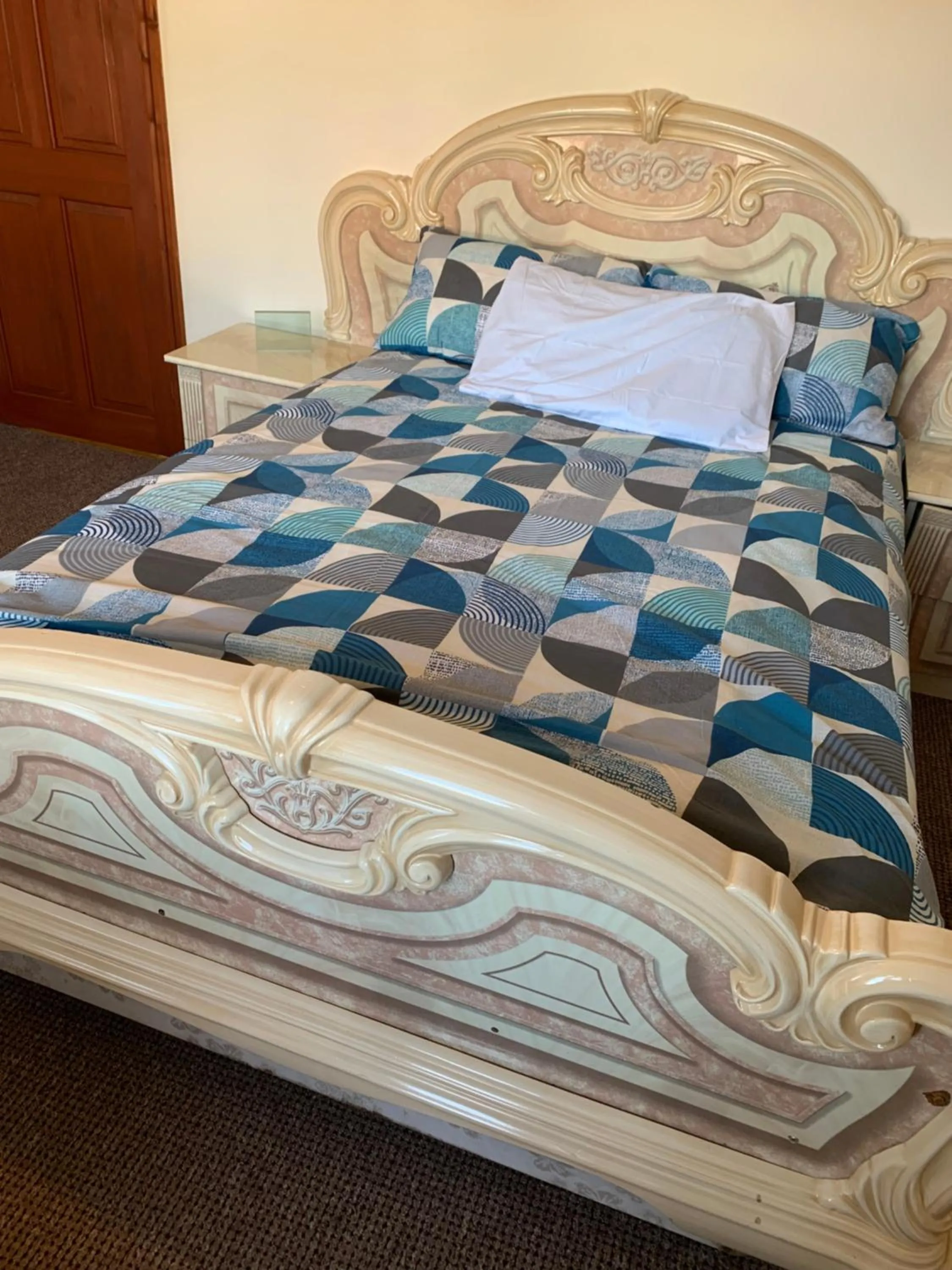 Busy Bee - Guest House - Self Service