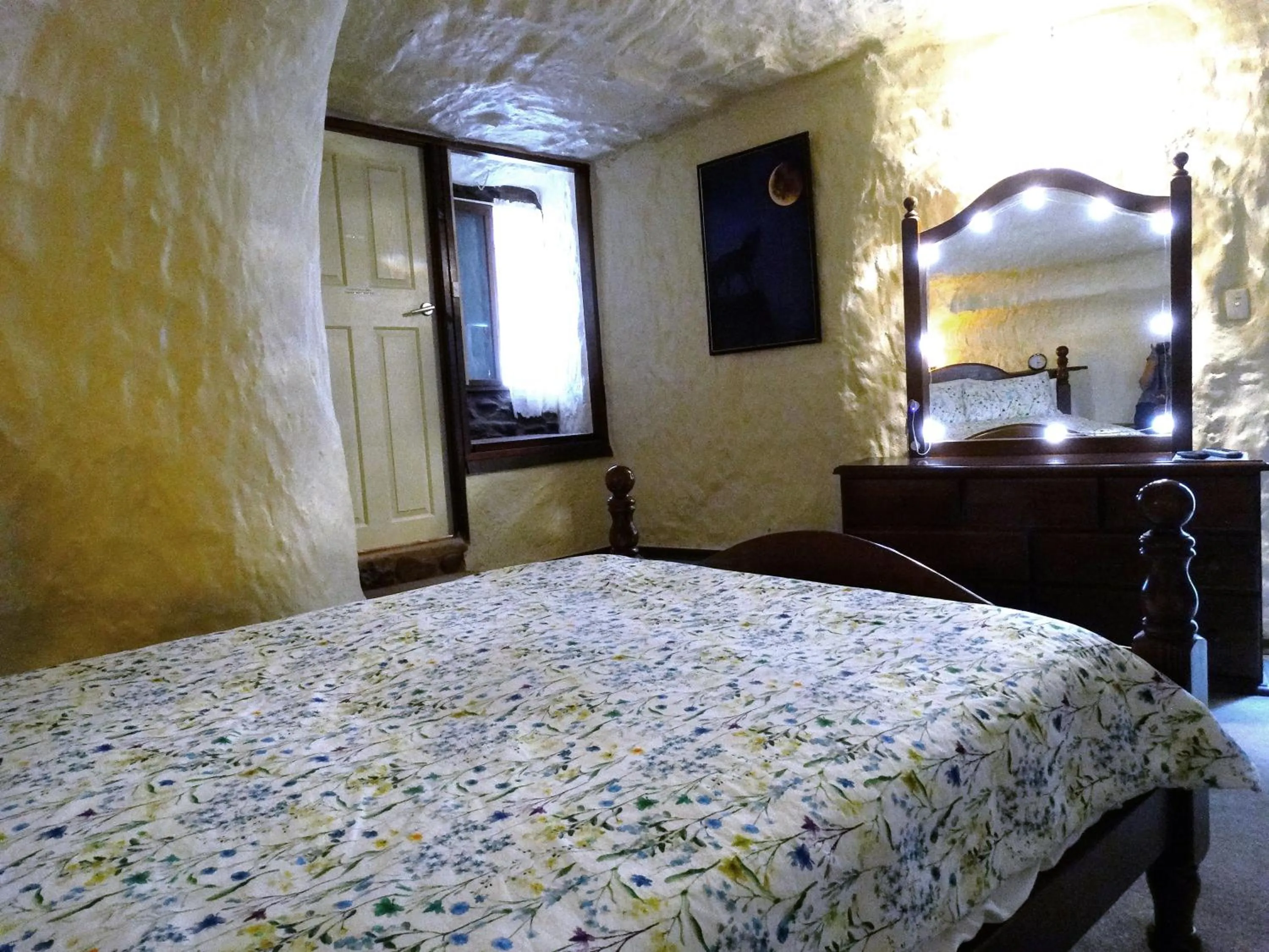 Bedroom, Bed in Di's Dugouts