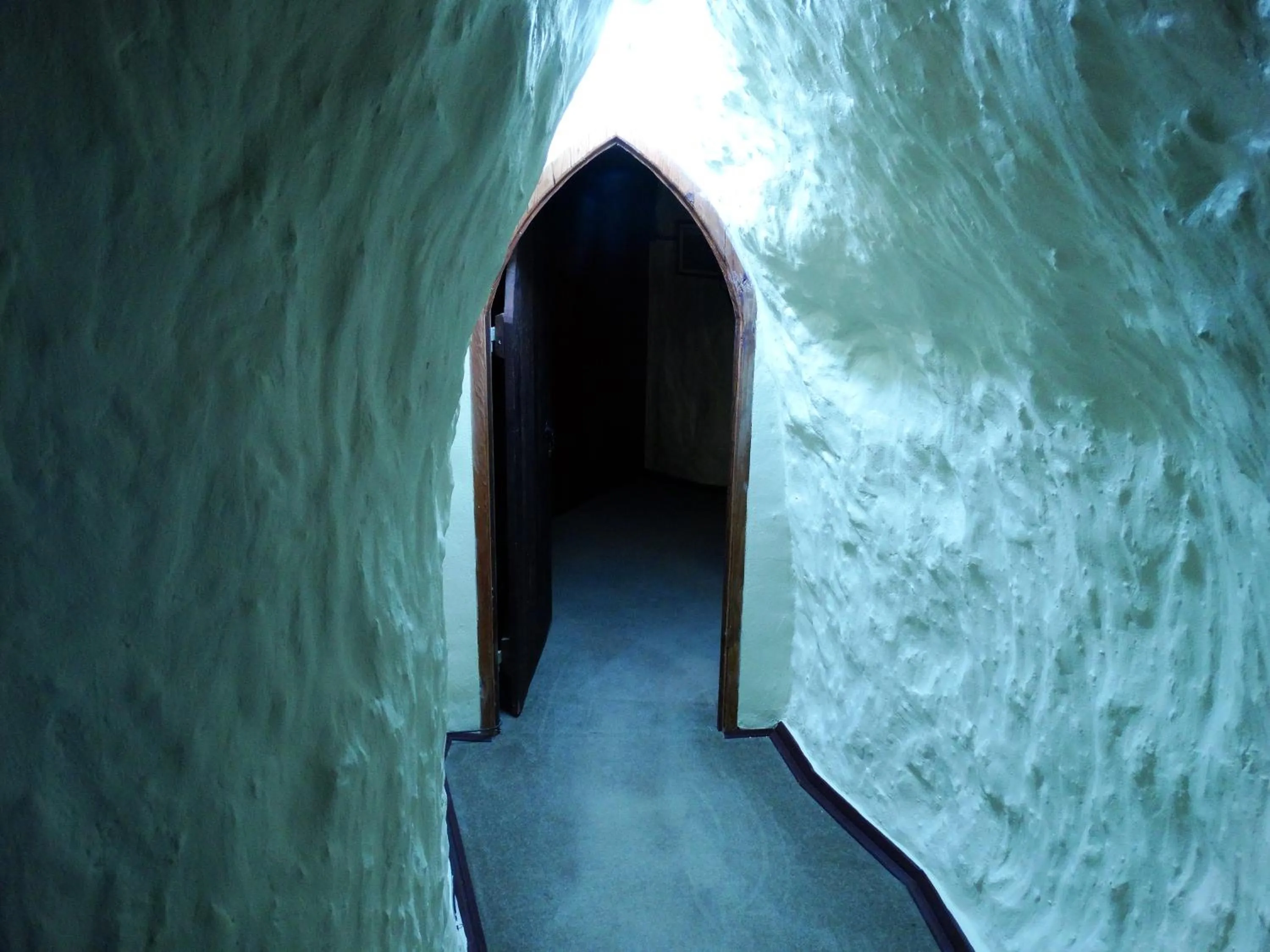 Facade/entrance in Di's Dugouts