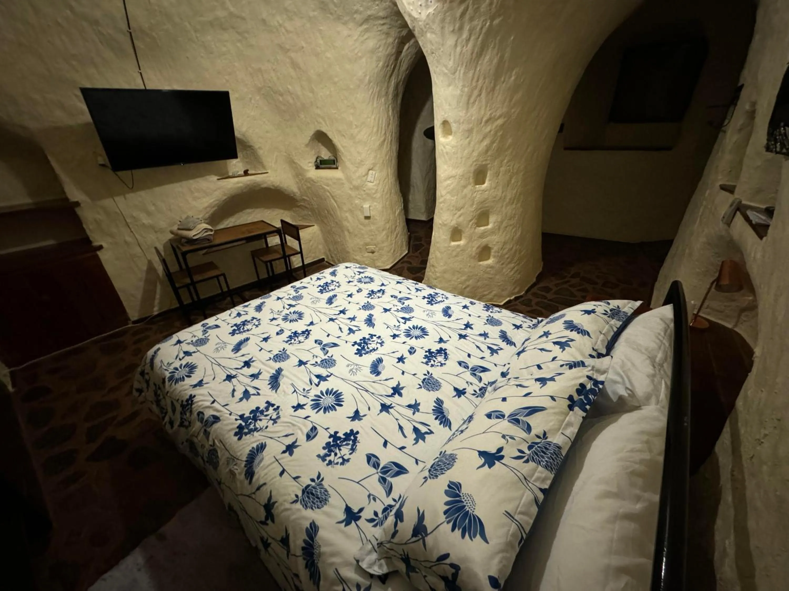 Bedroom, Bed in Di's Dugouts