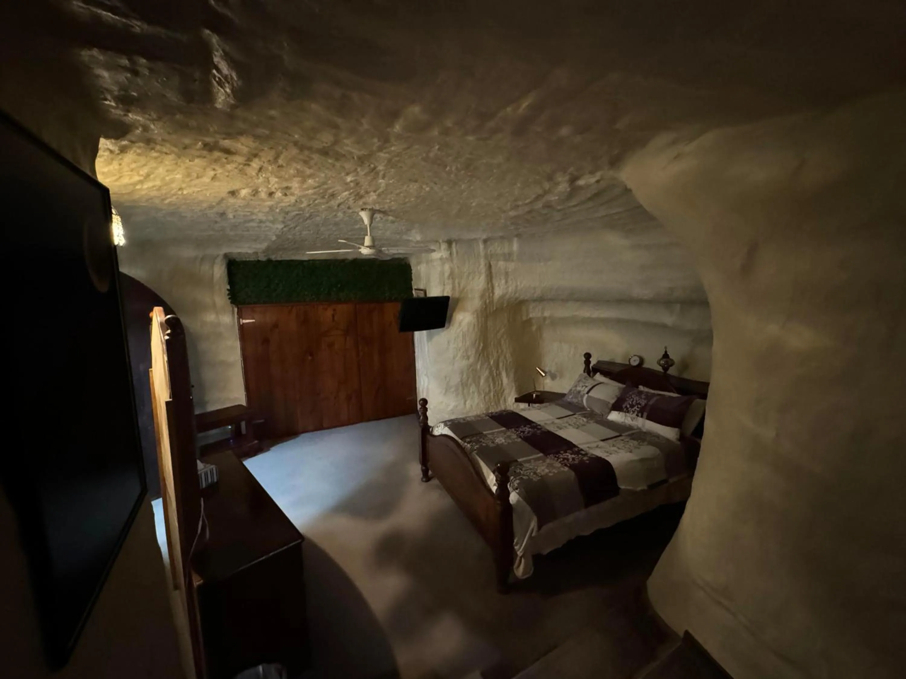 Bedroom, Bed in Di's Dugouts