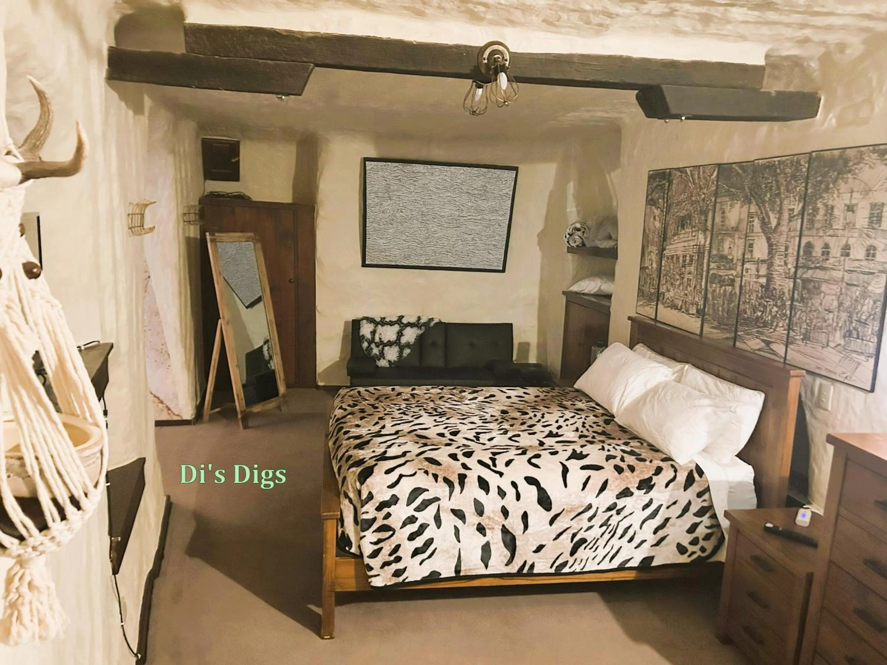 Bedroom, Bed in Di's Dugouts