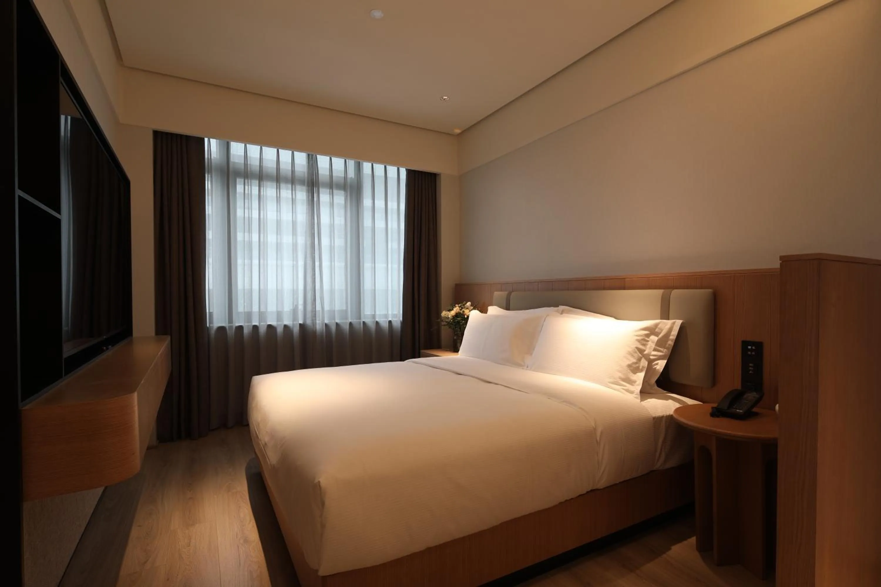 Photo of the whole room, Bed in Sunstone Plaza Hotel