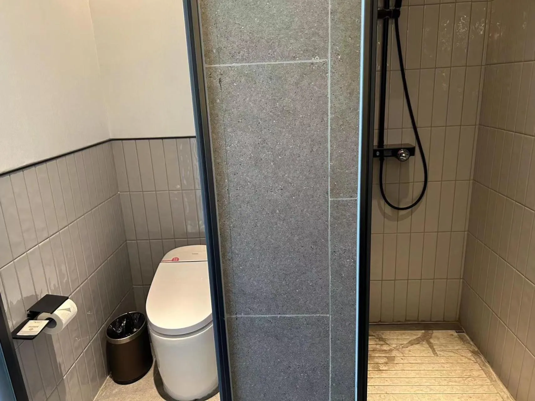 Shower in Sunstone Plaza Hotel