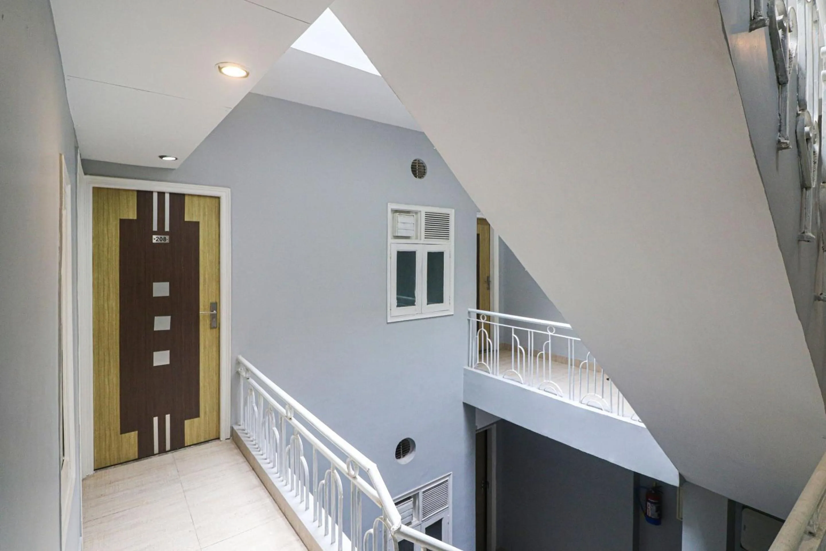 Lobby or reception in Capital O Crown Inn Near Appu Ghar