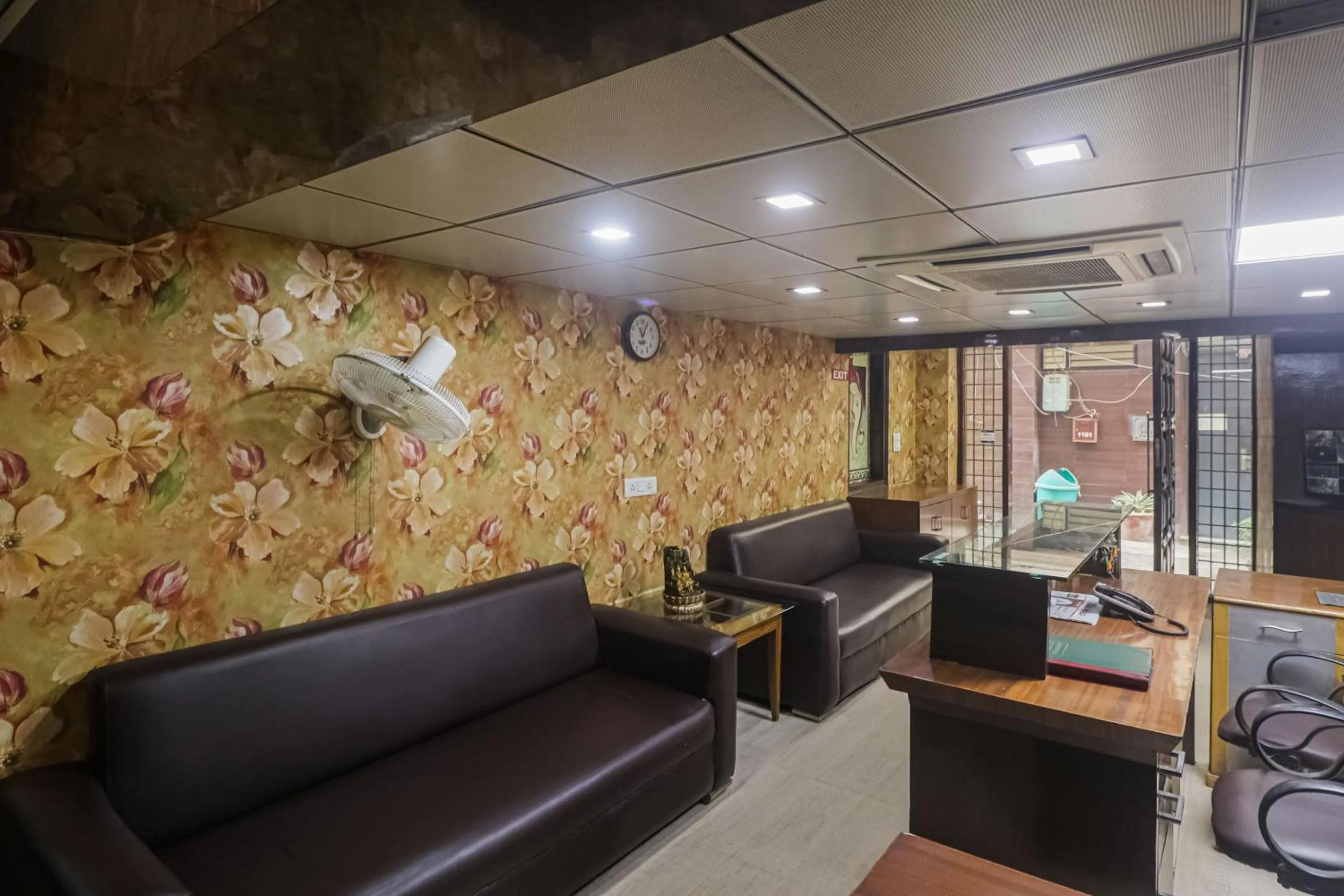 Lobby or reception in Capital O Crown Inn Near Appu Ghar