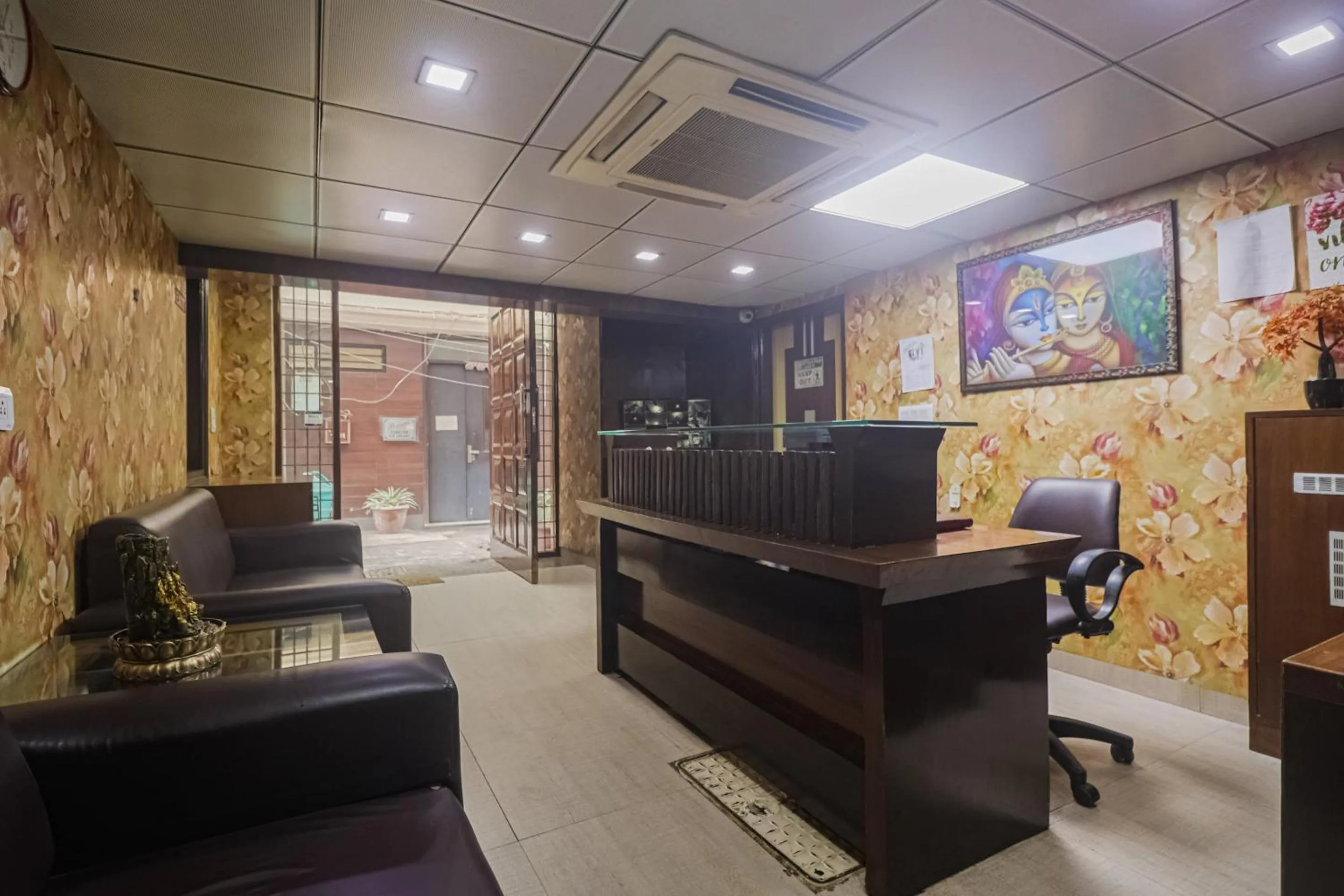 Lobby or reception in Capital O Crown Inn Near Appu Ghar