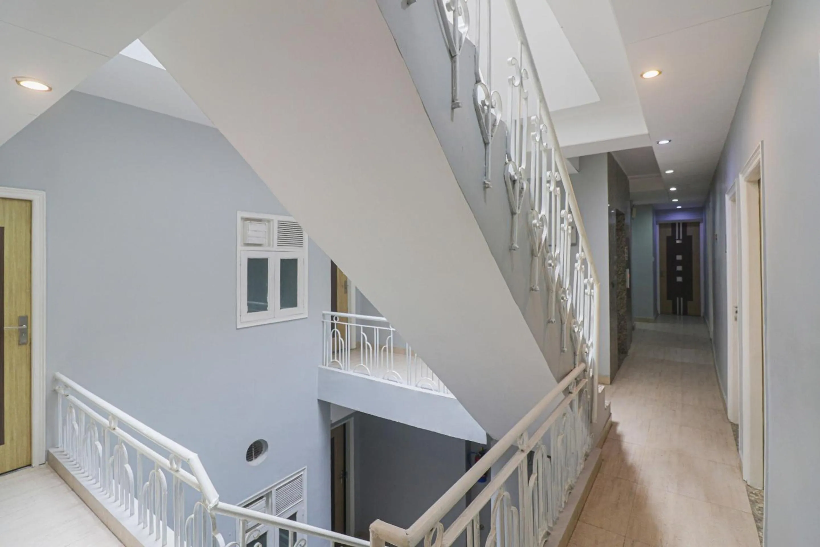 Lobby or reception in Capital O Crown Inn Near Appu Ghar