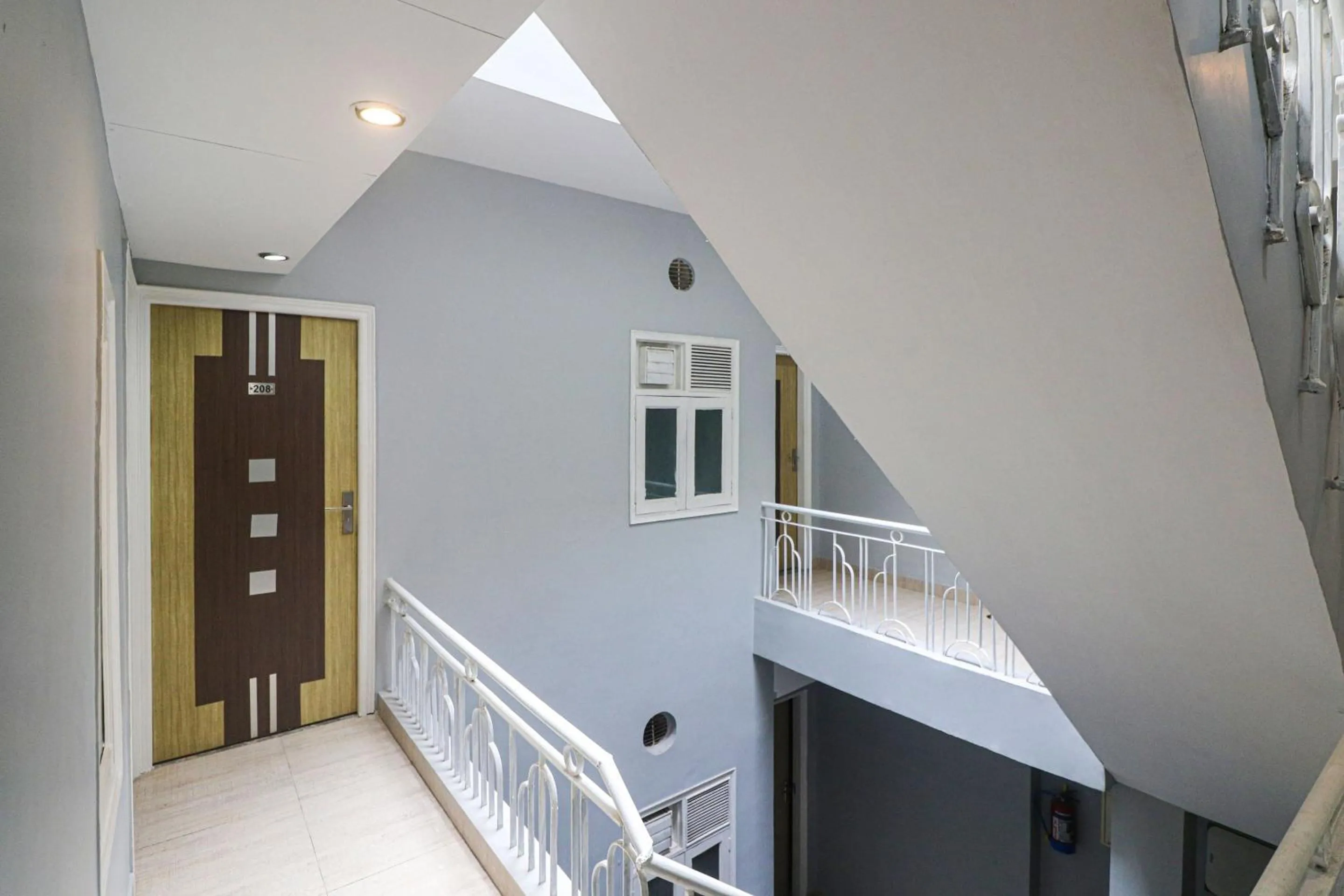 Lobby or reception in Capital O Crown Inn Near Appu Ghar