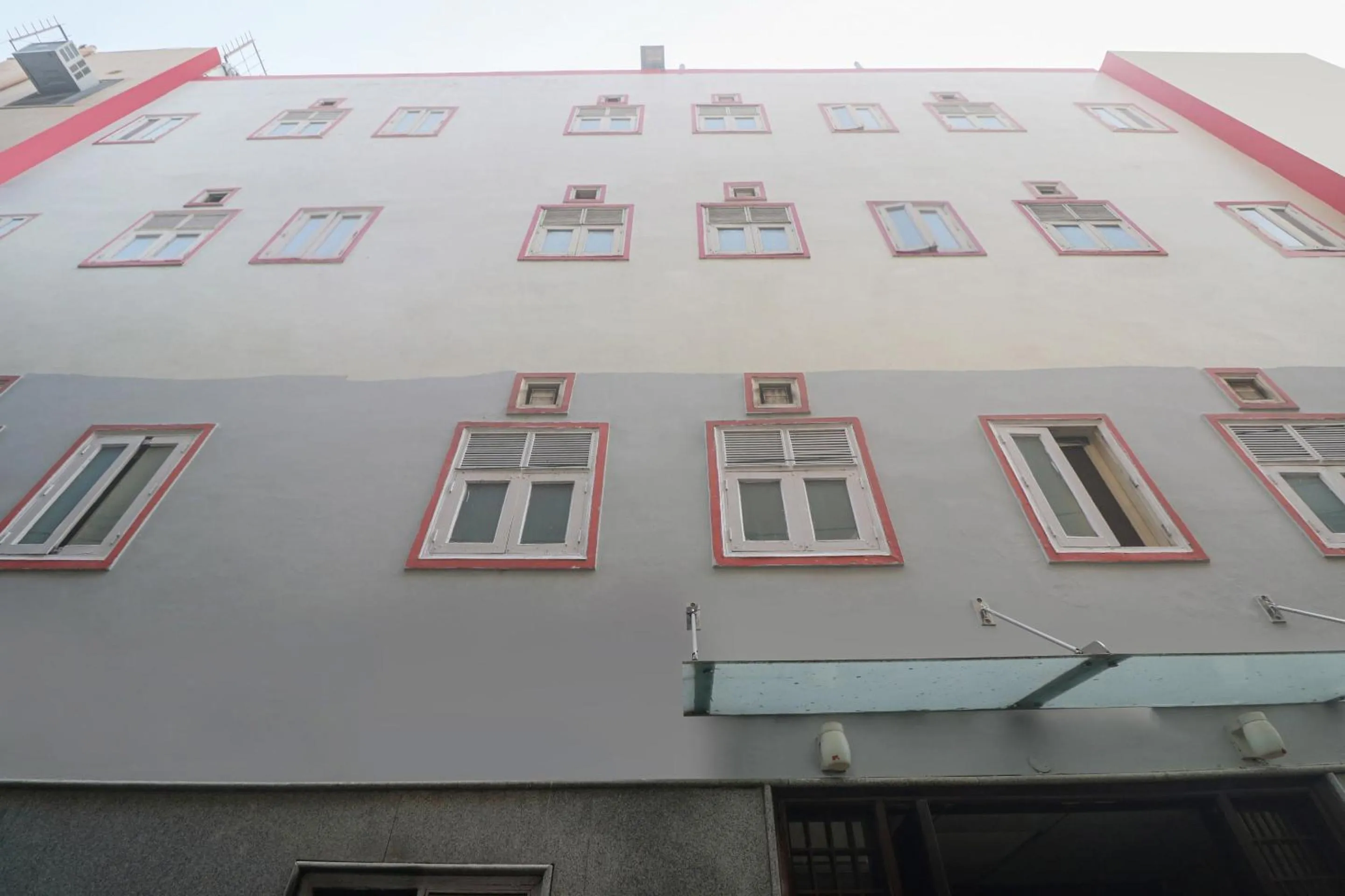 Facade/entrance in Capital O Crown Inn Near Appu Ghar