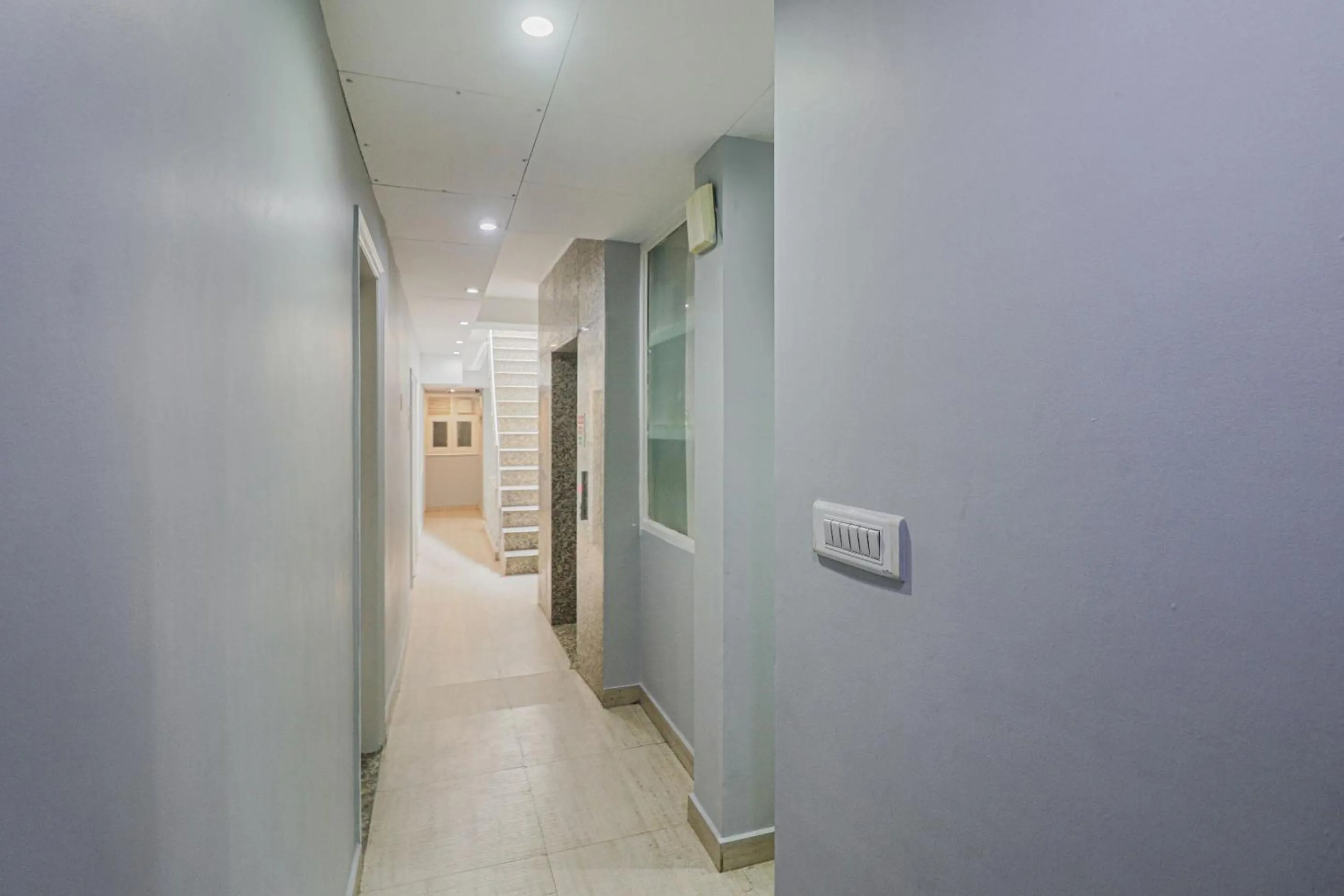 Lobby or reception in Capital O Crown Inn Near Appu Ghar