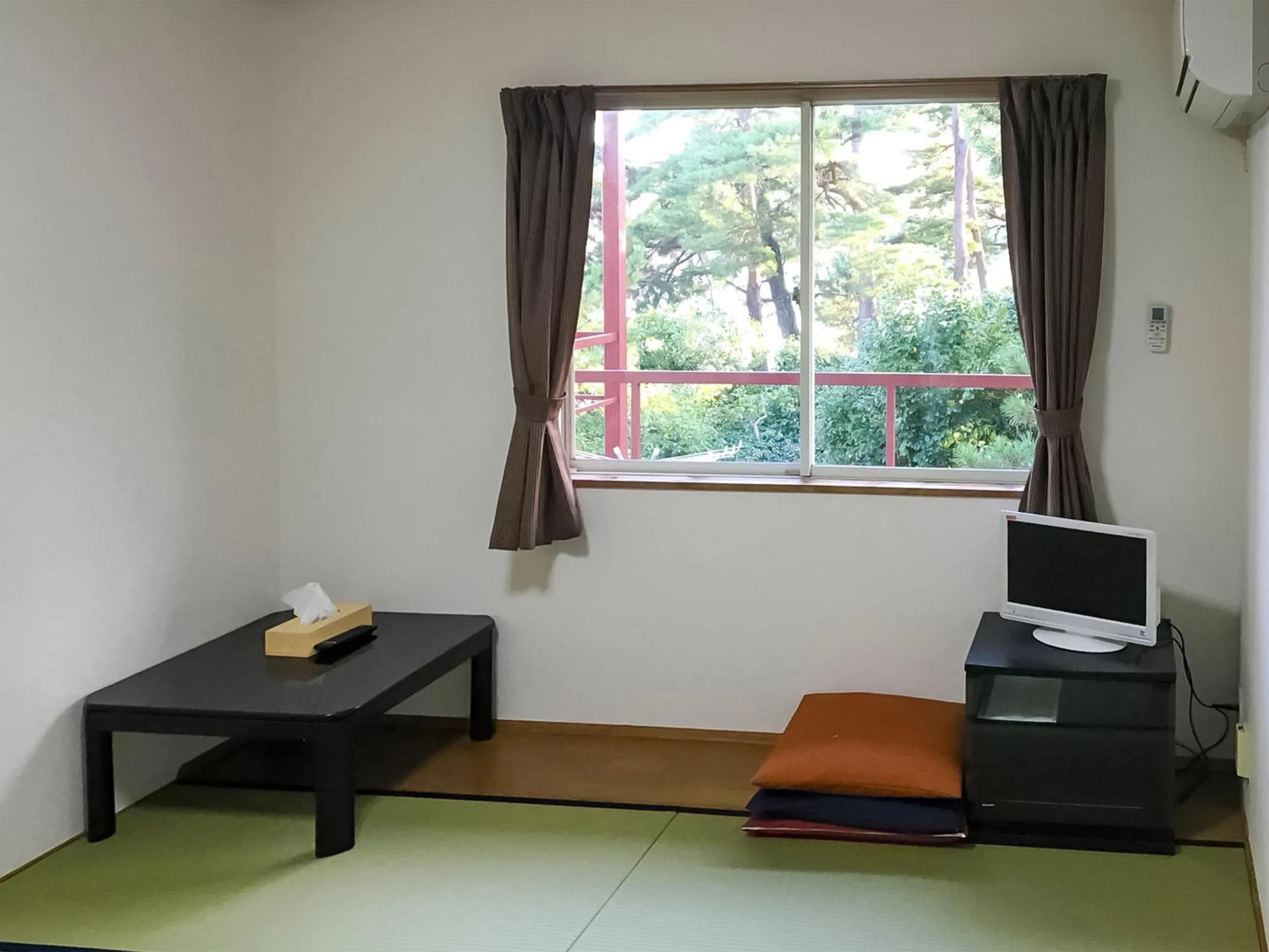 Photo of the whole room in Biwa-Lakeside Cottage B B Dylan