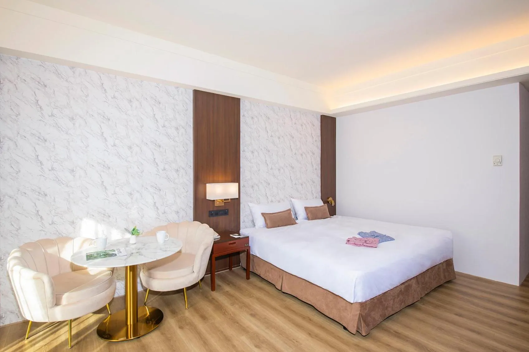 Photo of the whole room, Bed in Hamp Court Palace Taipei