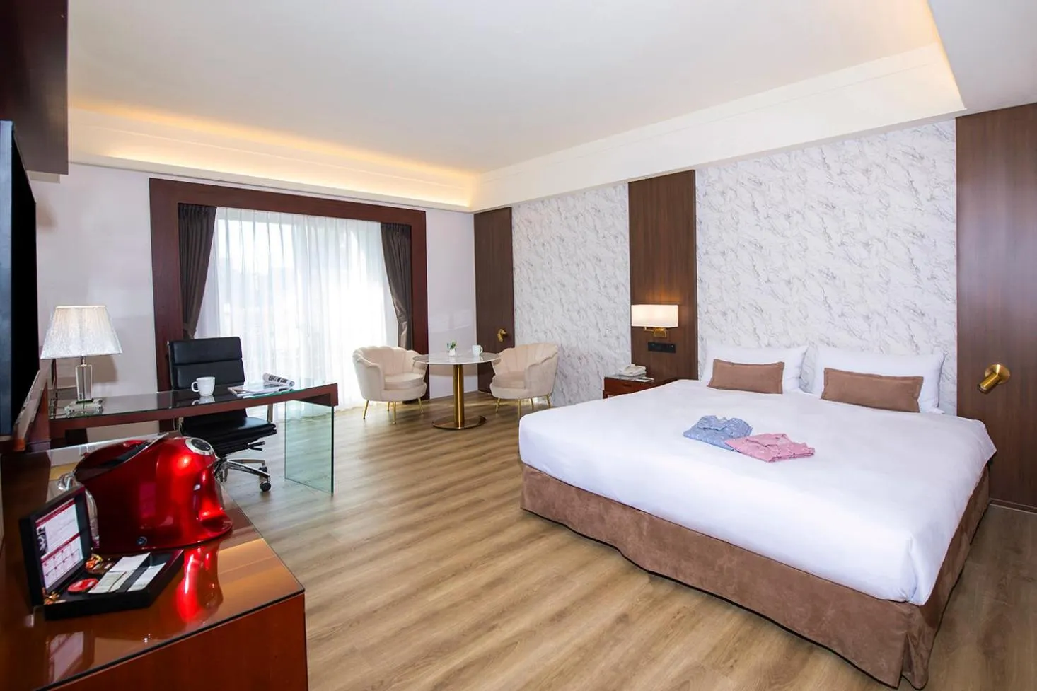 Photo of the whole room, Bed in Hamp Court Palace Taipei