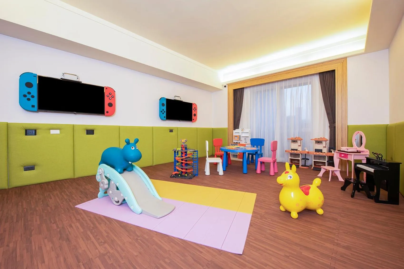 Children play ground in Hamp Court Palace Taipei