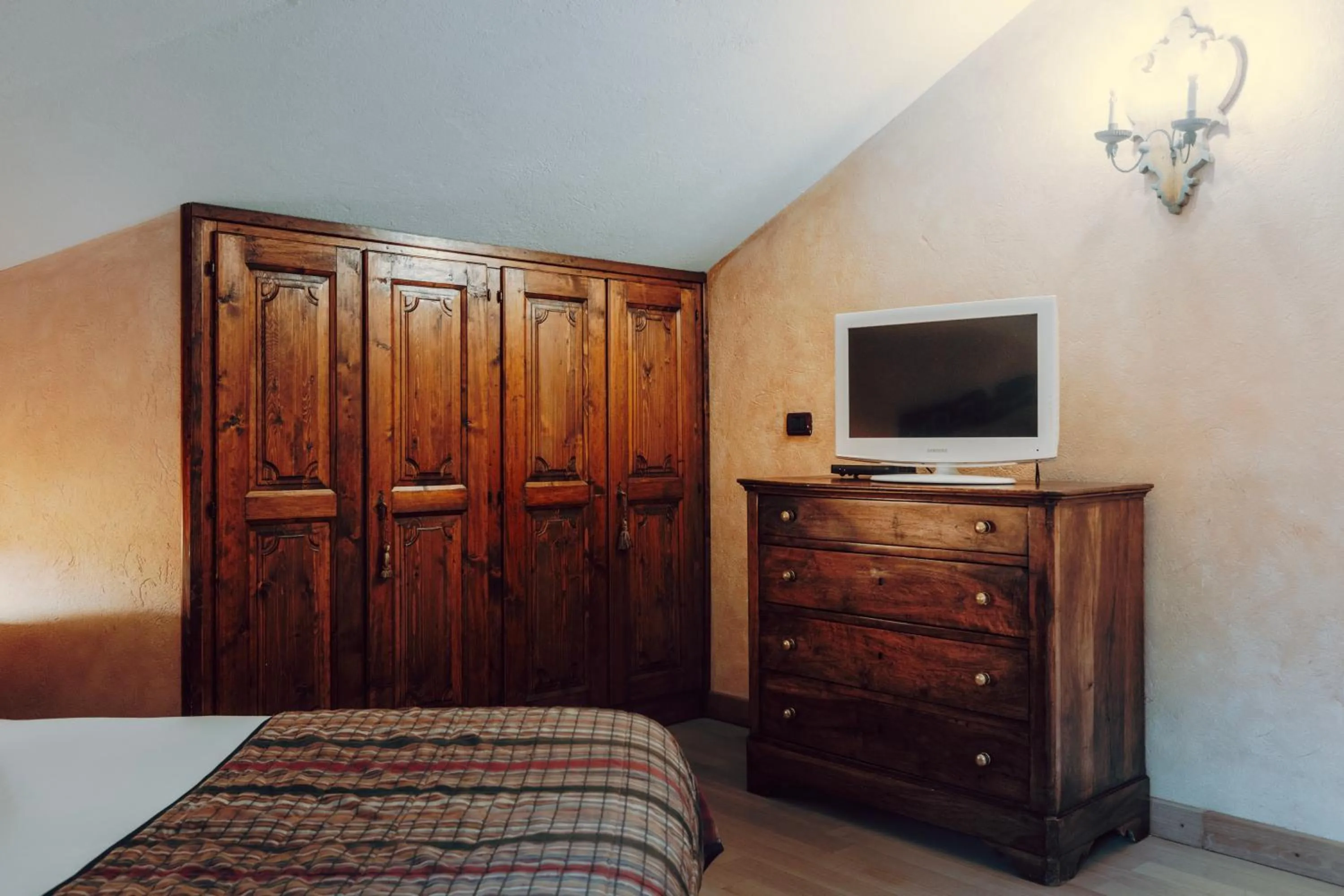 wardrobe, Bed in Villa Novecento Romantic Hotel - Estella Hotel Collection & Experience