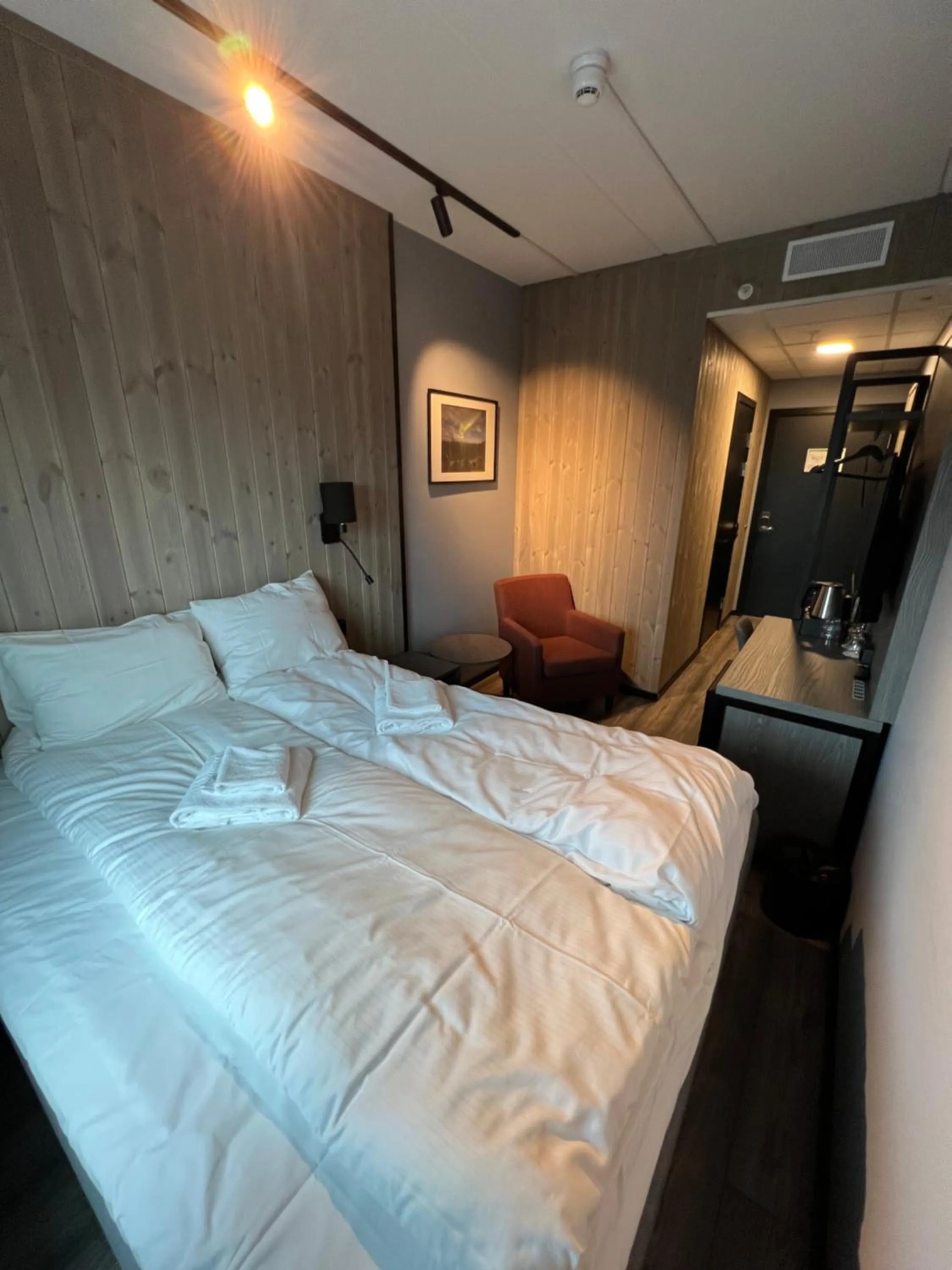 Photo of the whole room, Bed in Arctic Sea Hotel
