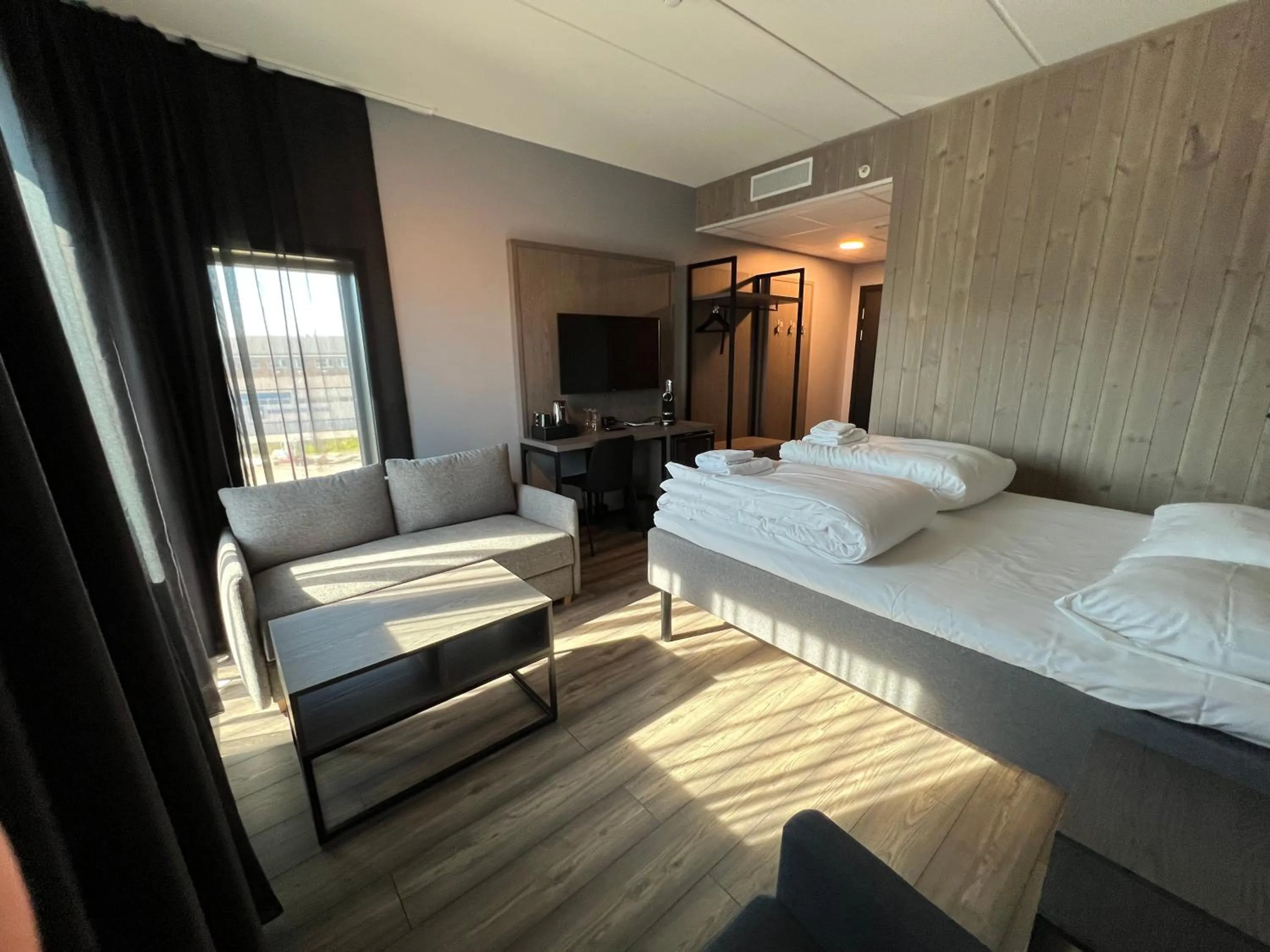 Photo of the whole room, Bed in Arctic Sea Hotel