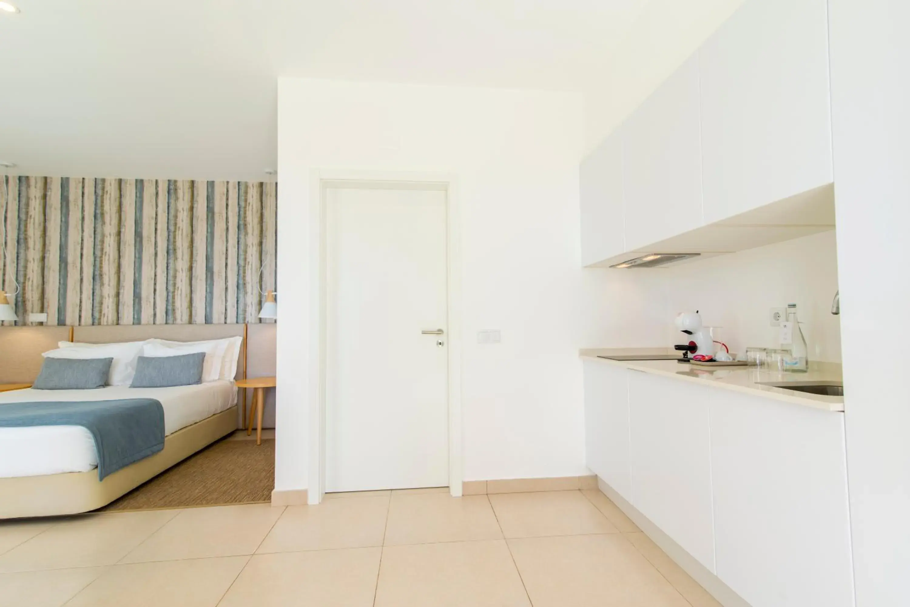 Coffee/tea facilities, Bed in Quinta Dos Perfumes Coffee/tea facilities, Bed in Quinta Dos Perfumes