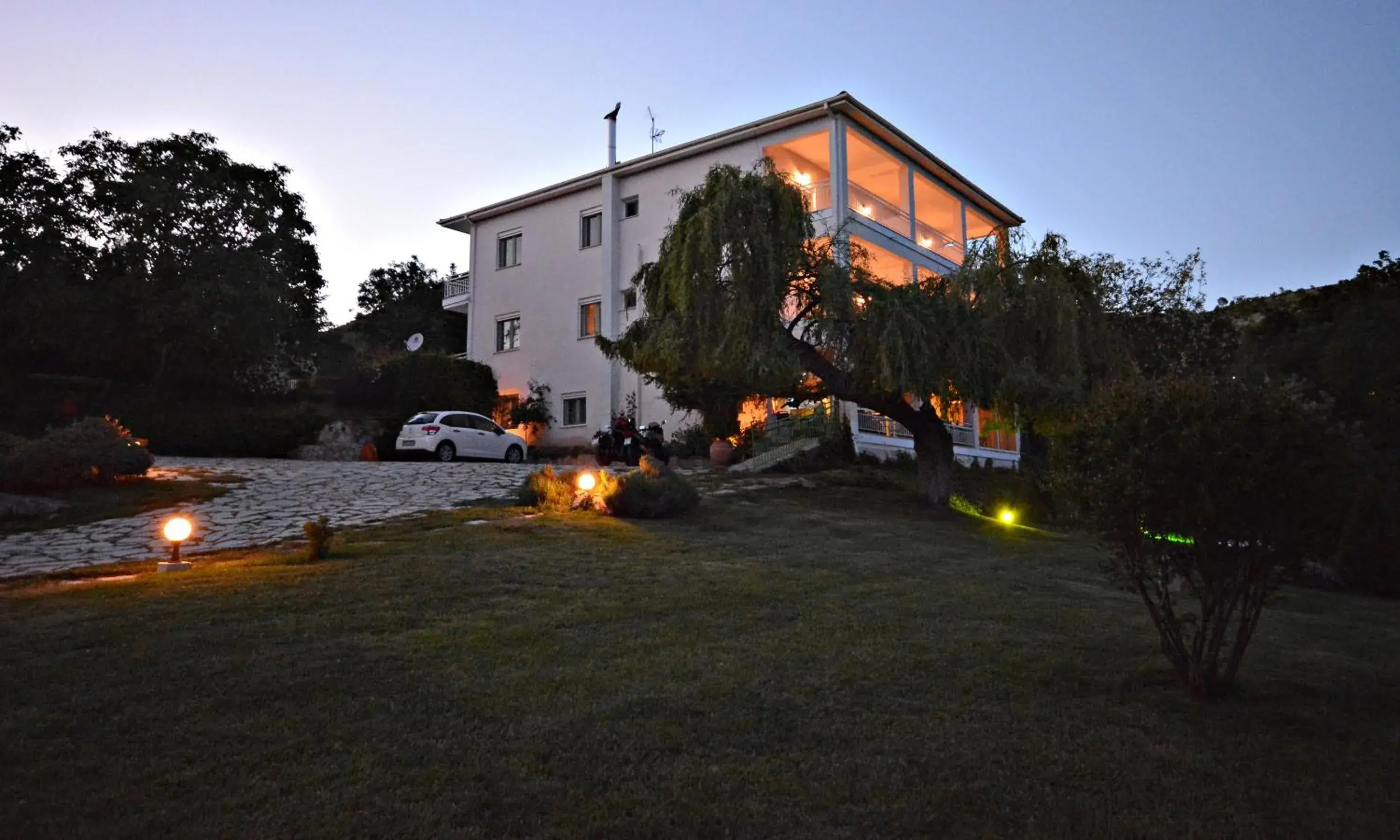 Property building in Guesthouse Vissinokipos - Biker Friendly - Motorradhotel Property building in Guesthouse Vissinokipos - Biker Friendly - Motorradhotel