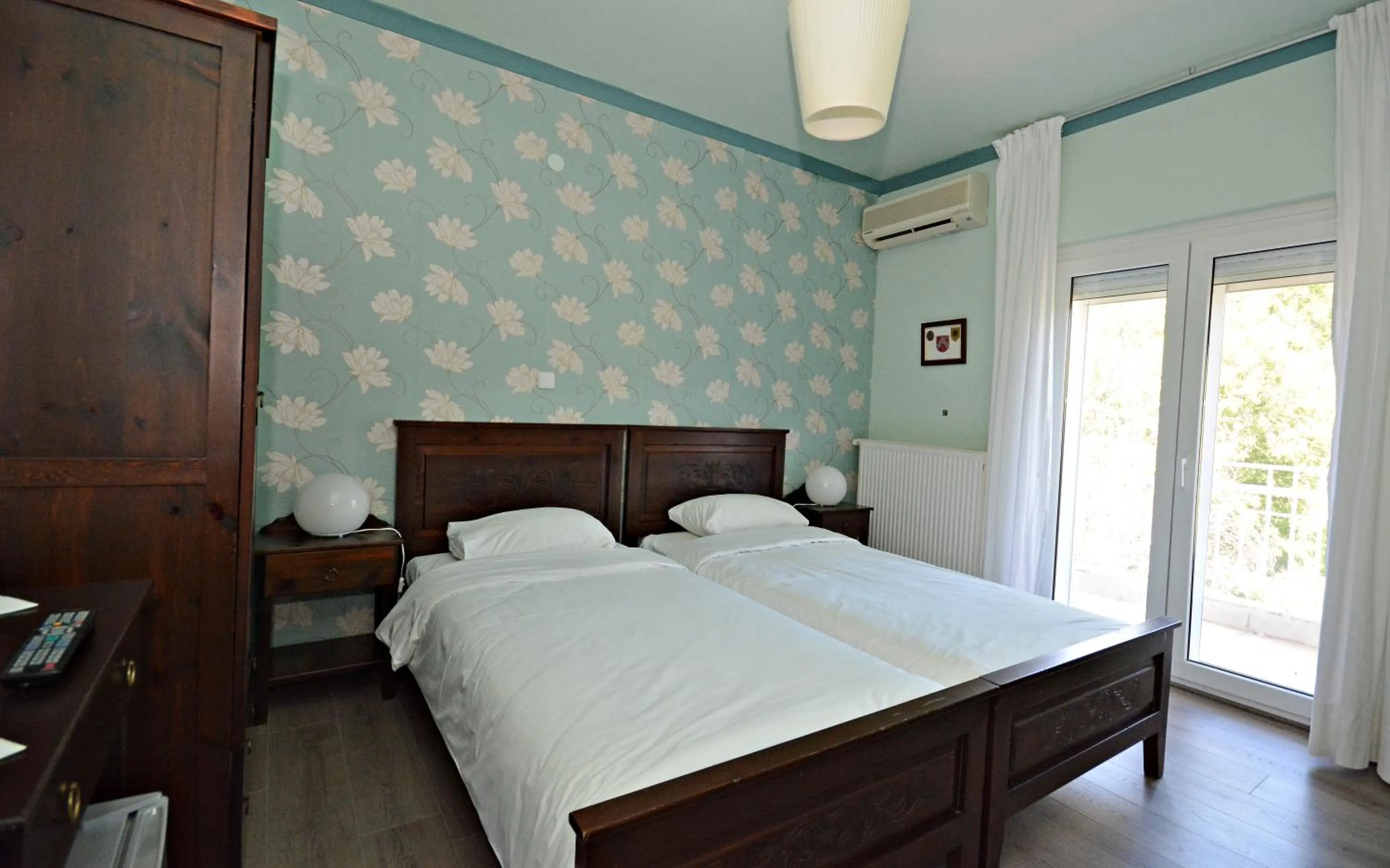 Photo of the whole room, Bed in Guesthouse Vissinokipos - Biker Friendly - Motorradhotel