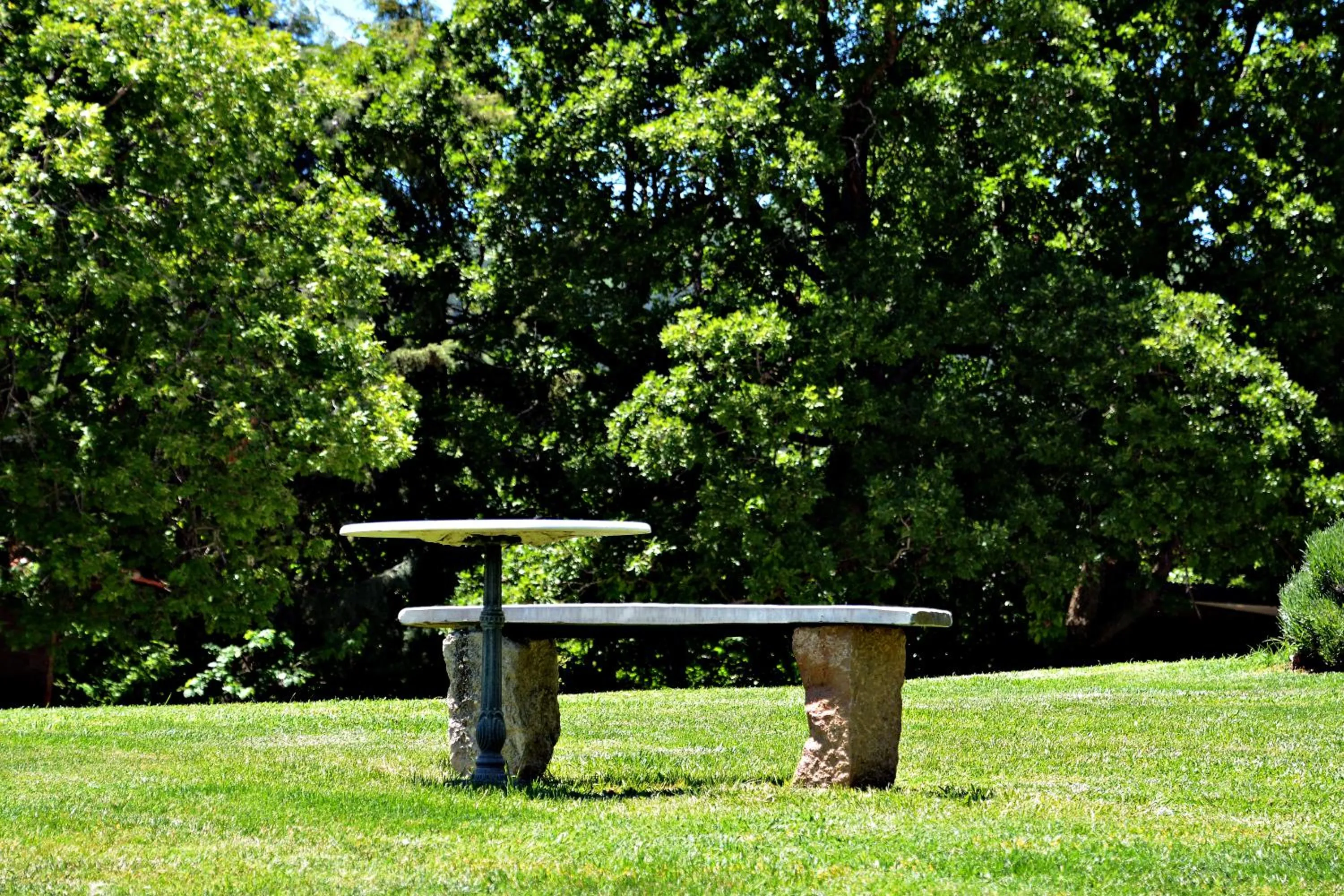 Garden in Guesthouse Vissinokipos - Biker Friendly - Motorradhotel