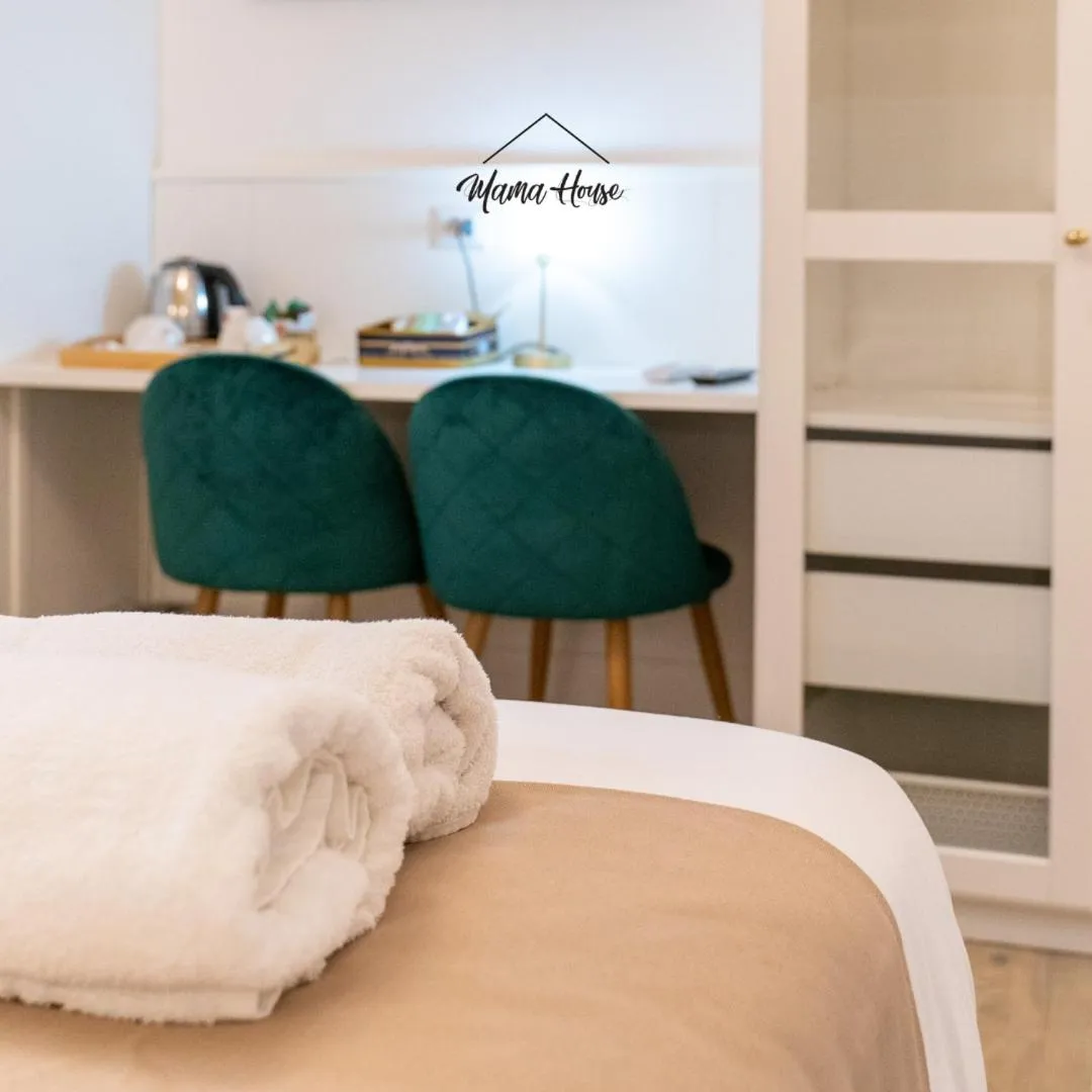 Photo of the whole room, Bed in Mama House