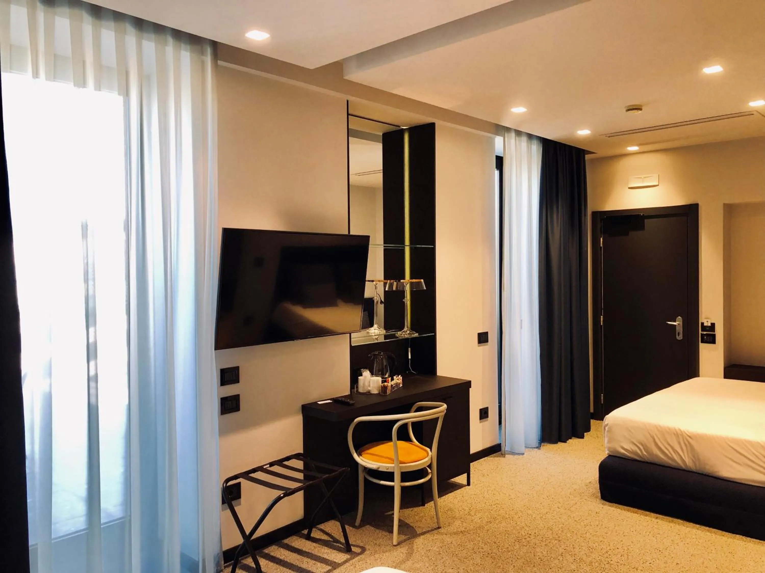 Bathroom, Bed in Best Western Plus Hotel Plaza