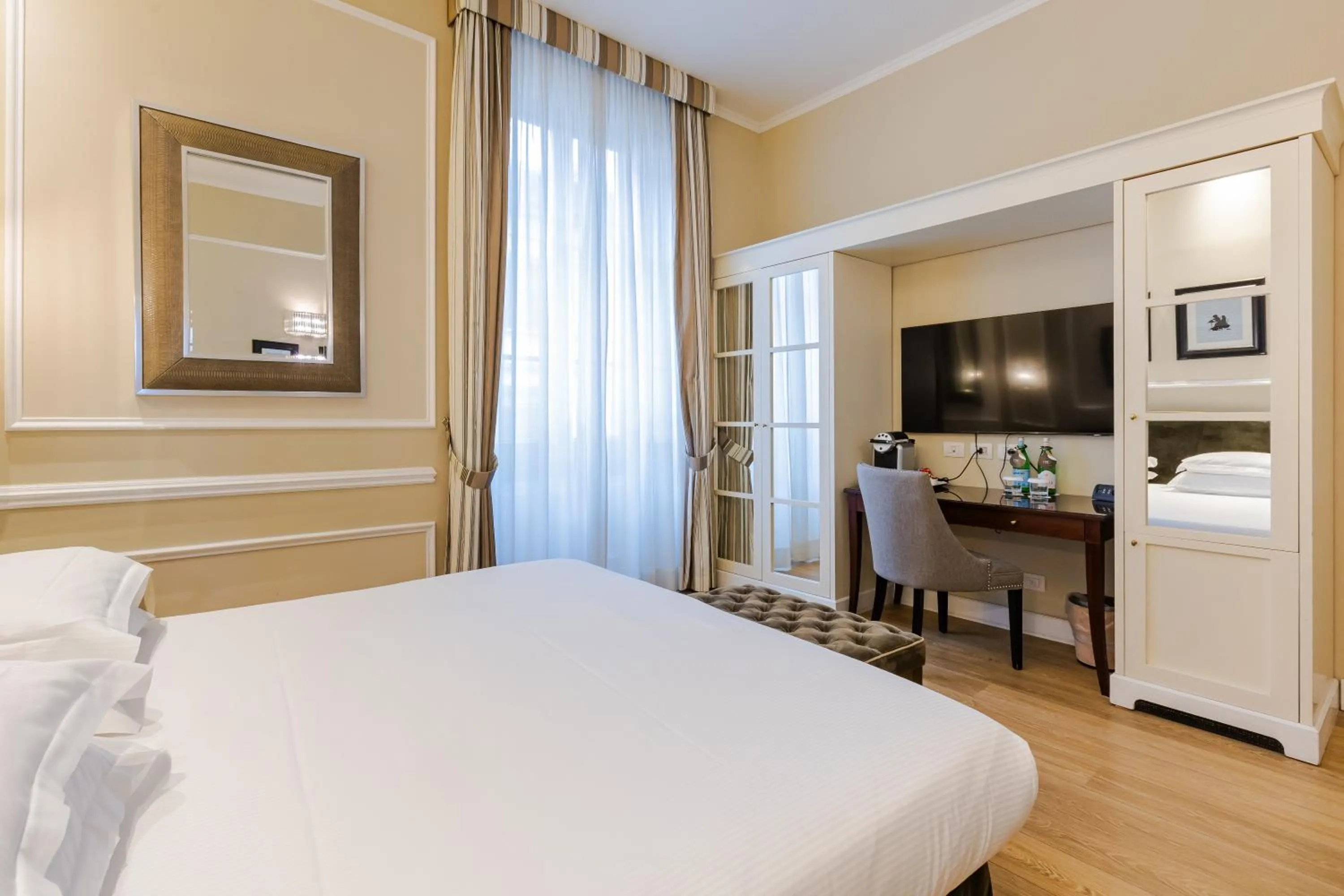 Photo of the whole room, Bed in FH55 Hotel Calzaiuoli