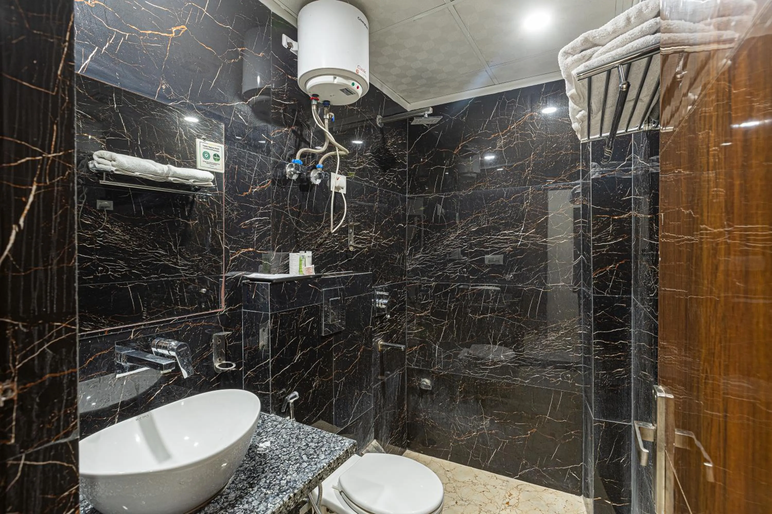 Bathroom in Hotel Emblem Suites- Near Delhi Airport