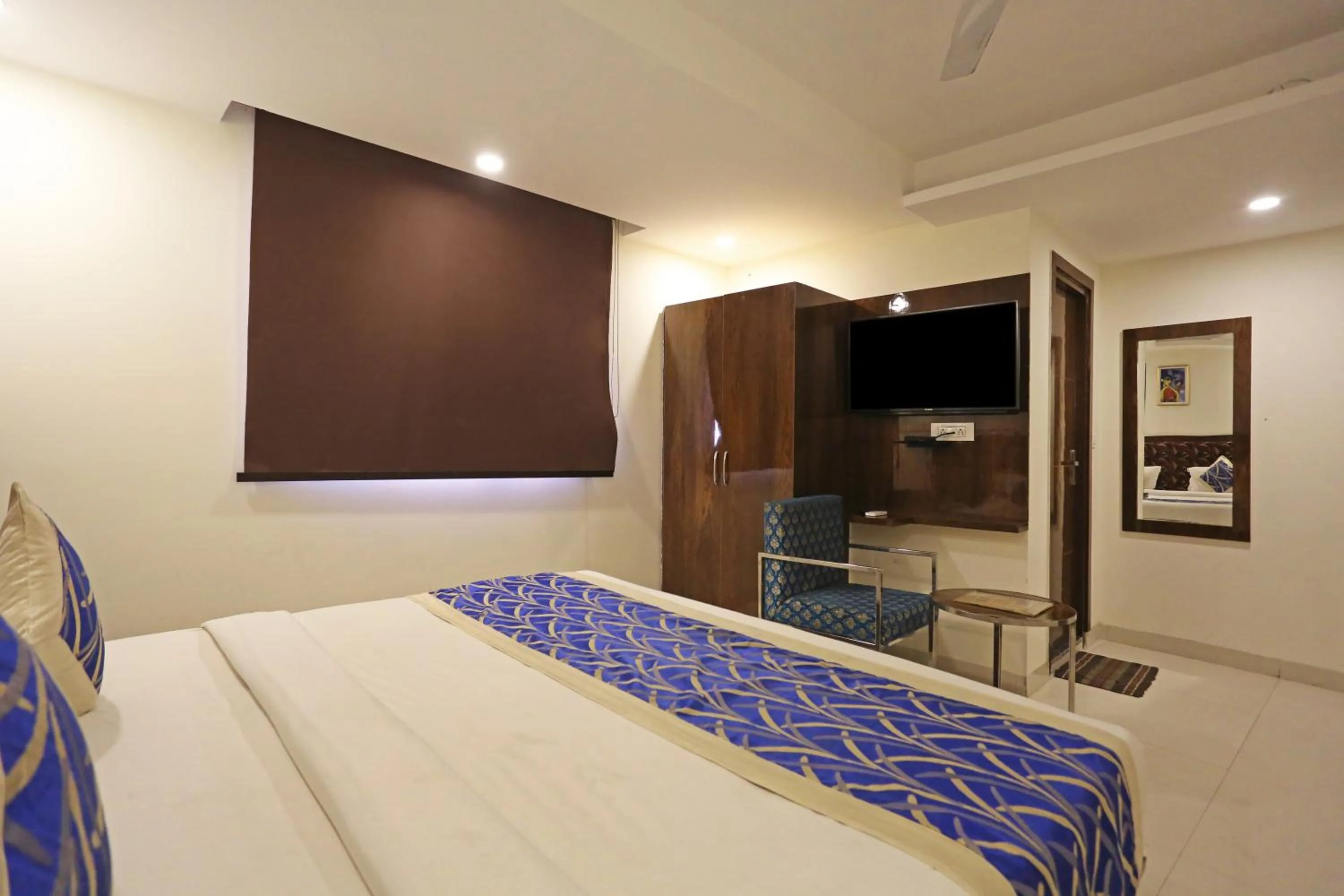 TV and multimedia, Bed in Hotel Emblem Suites- Near Delhi Airport