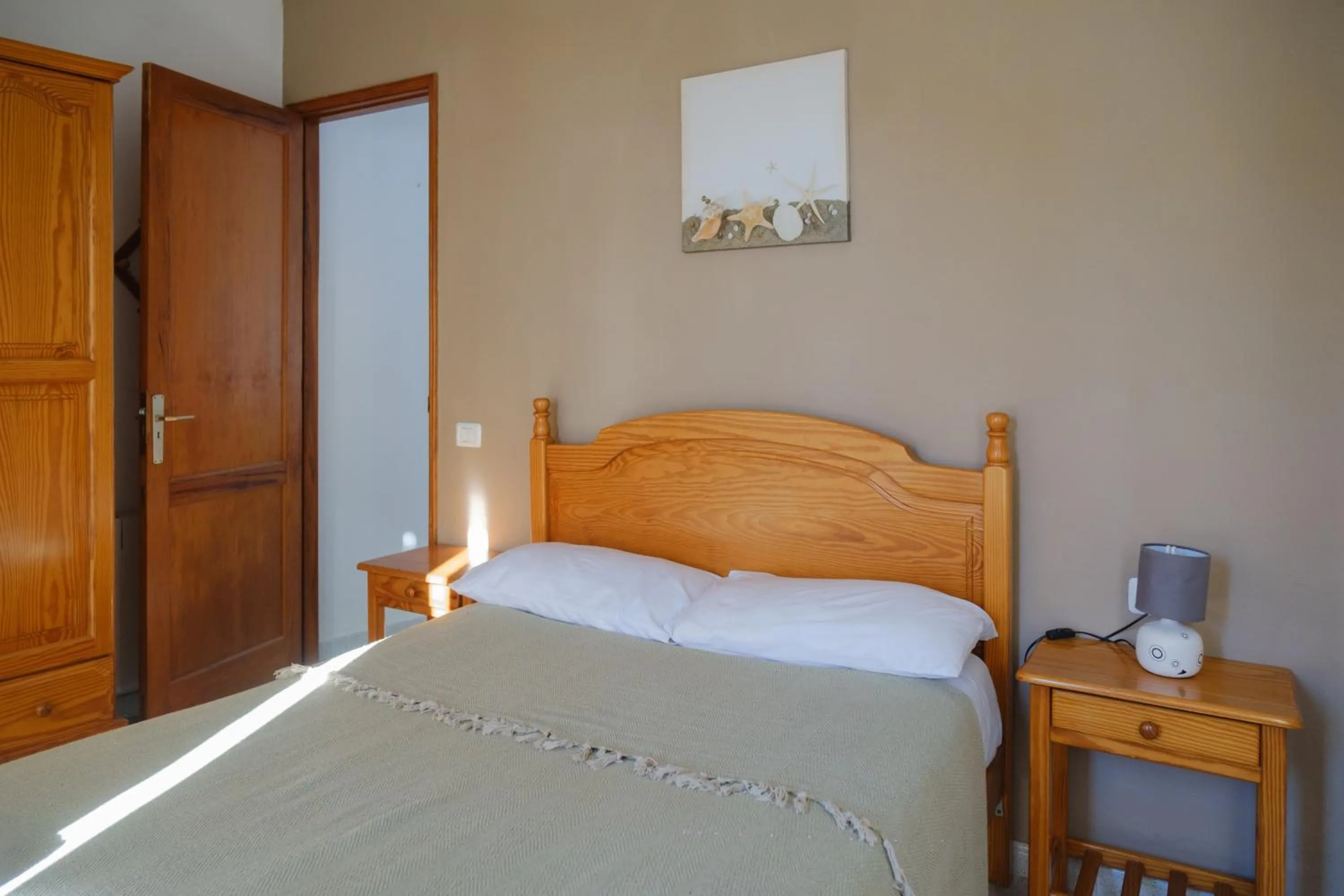 One-Bedroom Apartment with Balcony in La Palma Hostel by Pension Central
