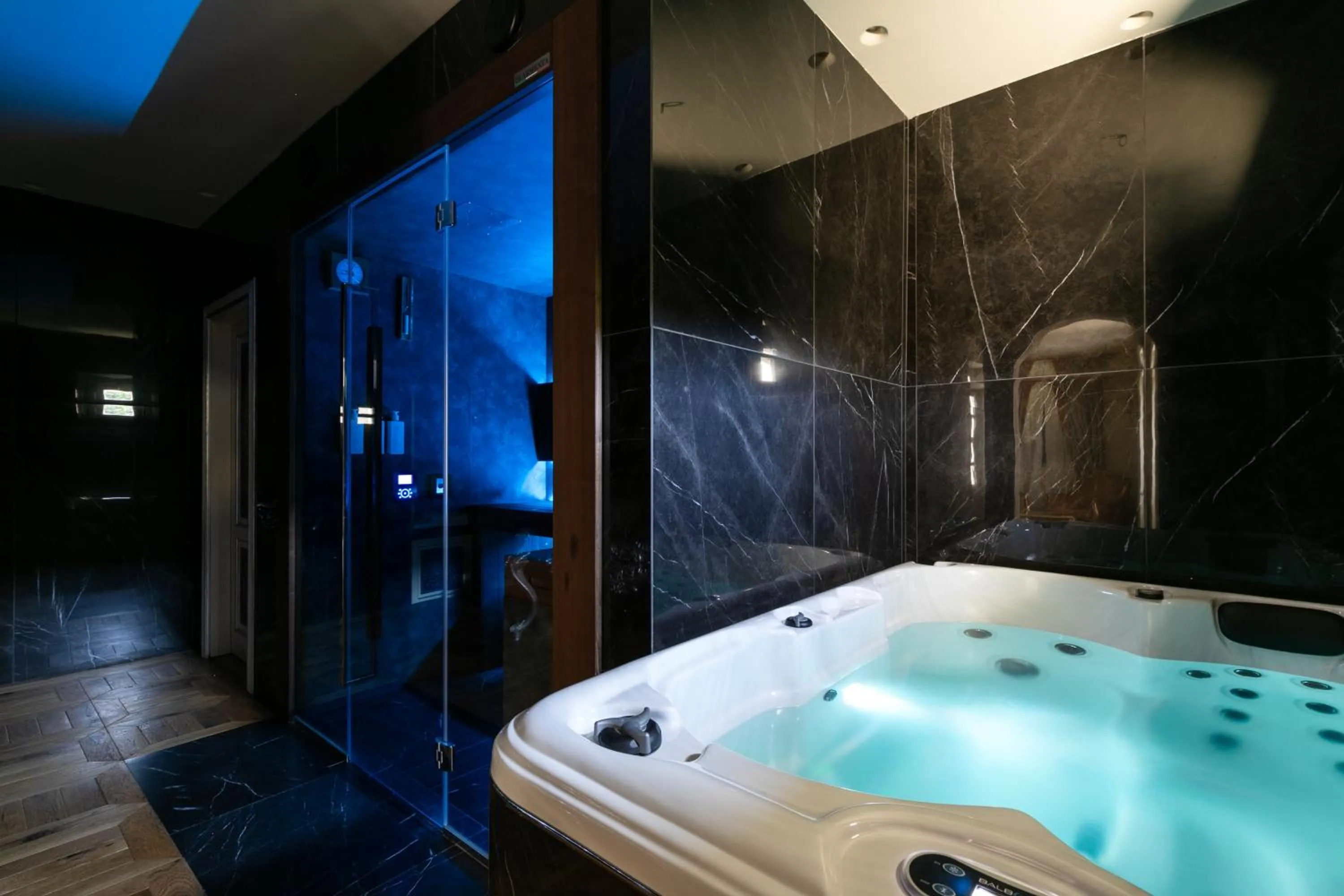 Hot Tub in Relais La Corte dei Papi