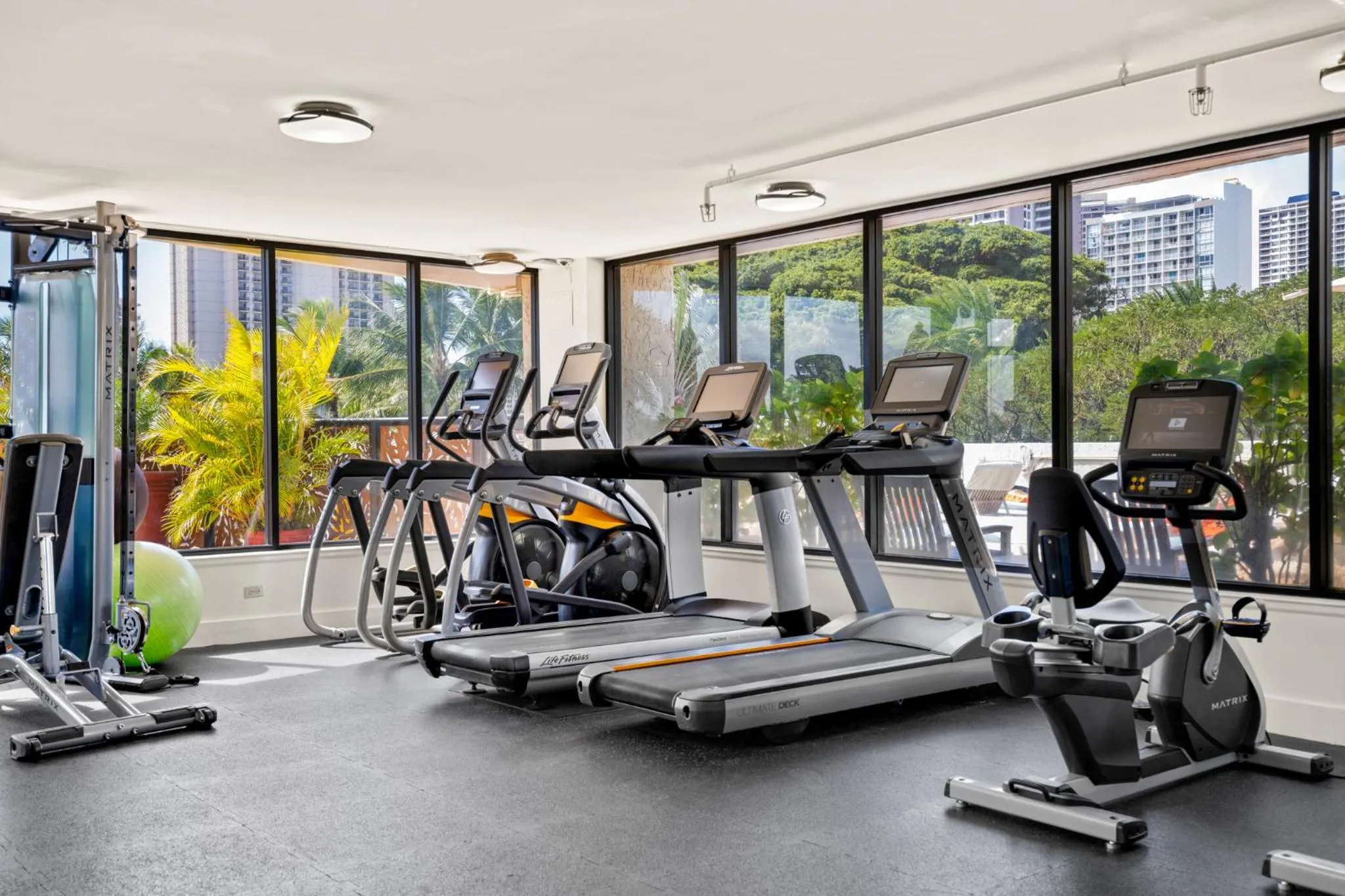 Fitness centre/facilities in Luana Waikiki Hotel & Suites