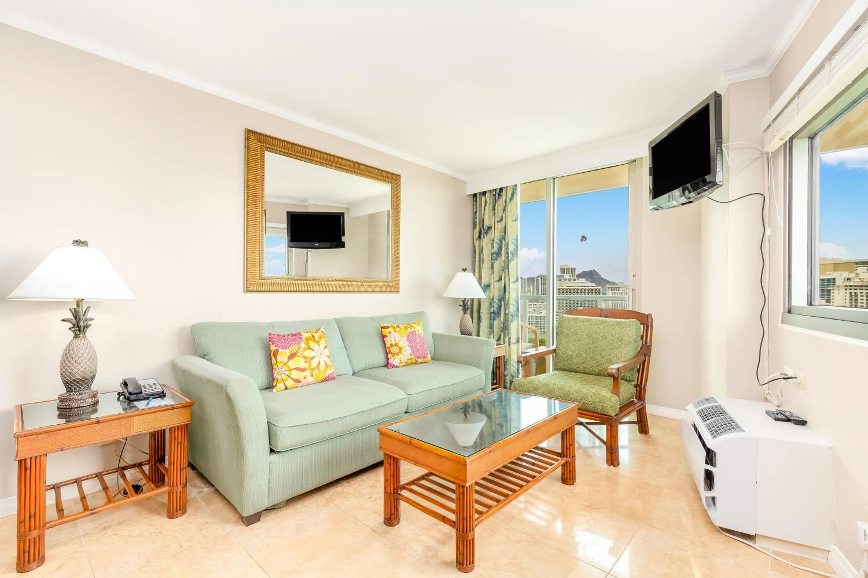 Seating area in Luana Waikiki Hotel & Suites