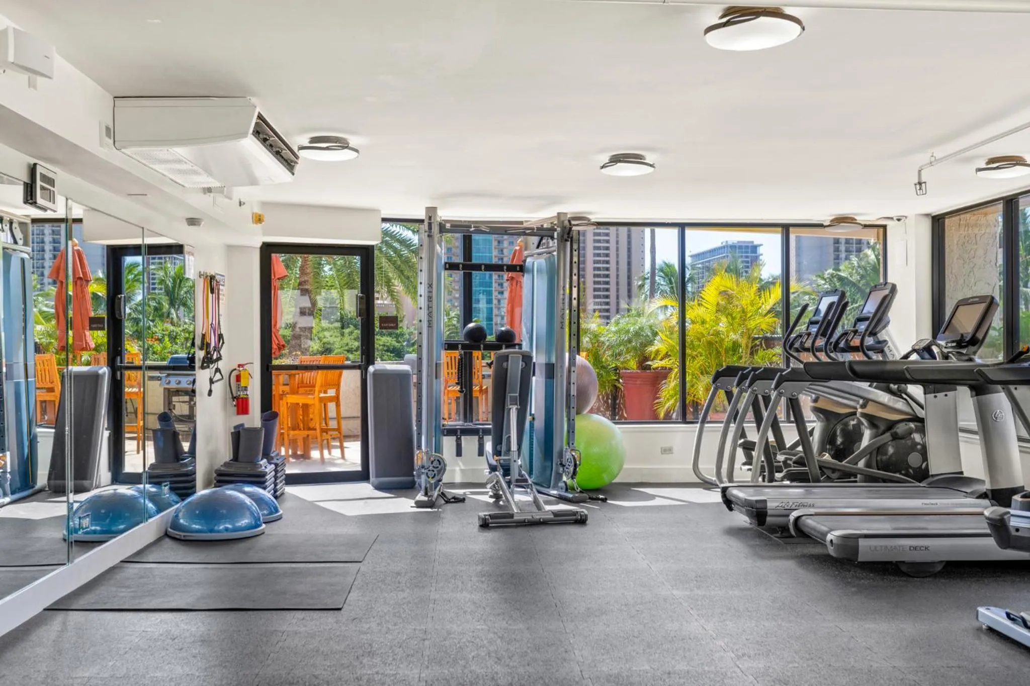 Fitness centre/facilities in Luana Waikiki Hotel & Suites