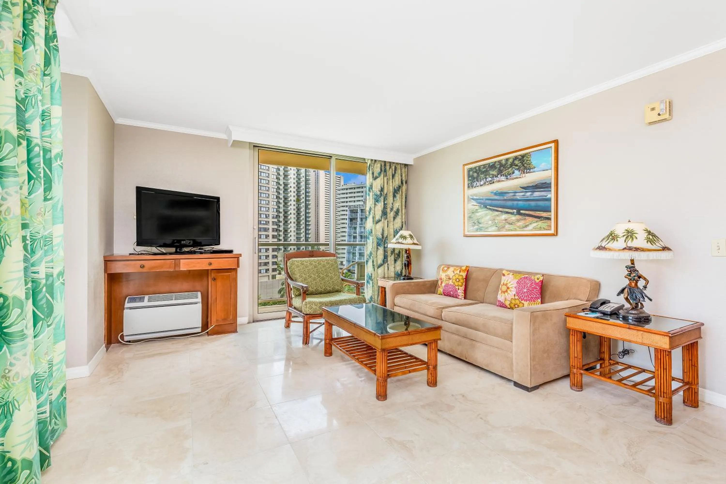 Seating area in Luana Waikiki Hotel & Suites