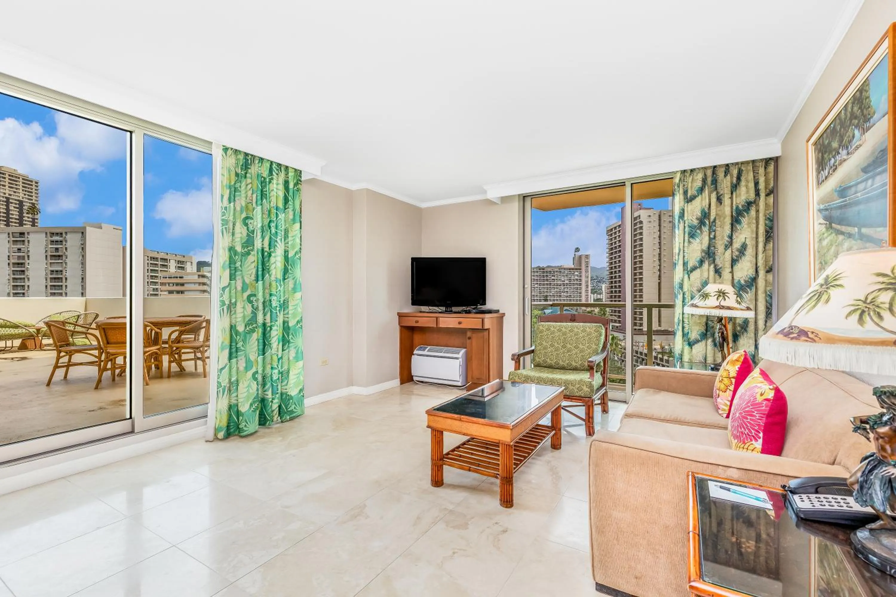 Living room in Luana Waikiki Hotel & Suites