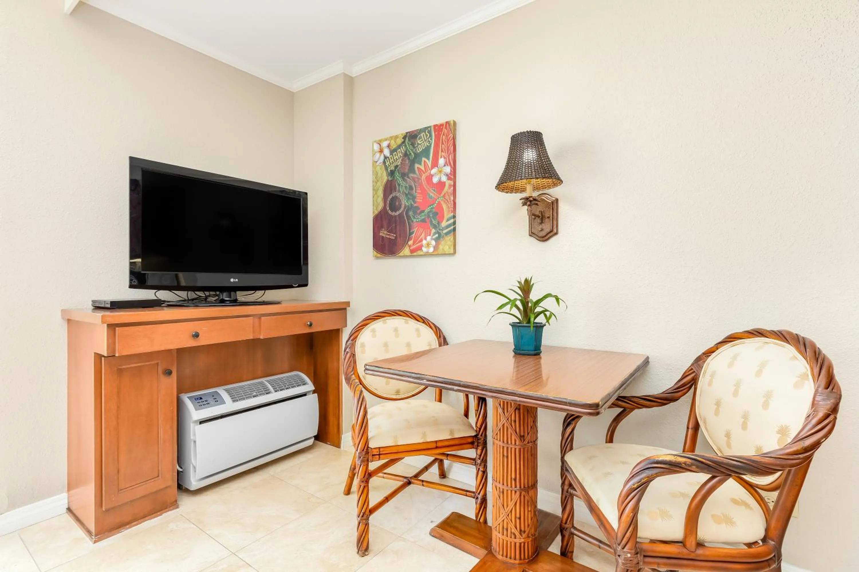 Dining area in Luana Waikiki Hotel & Suites