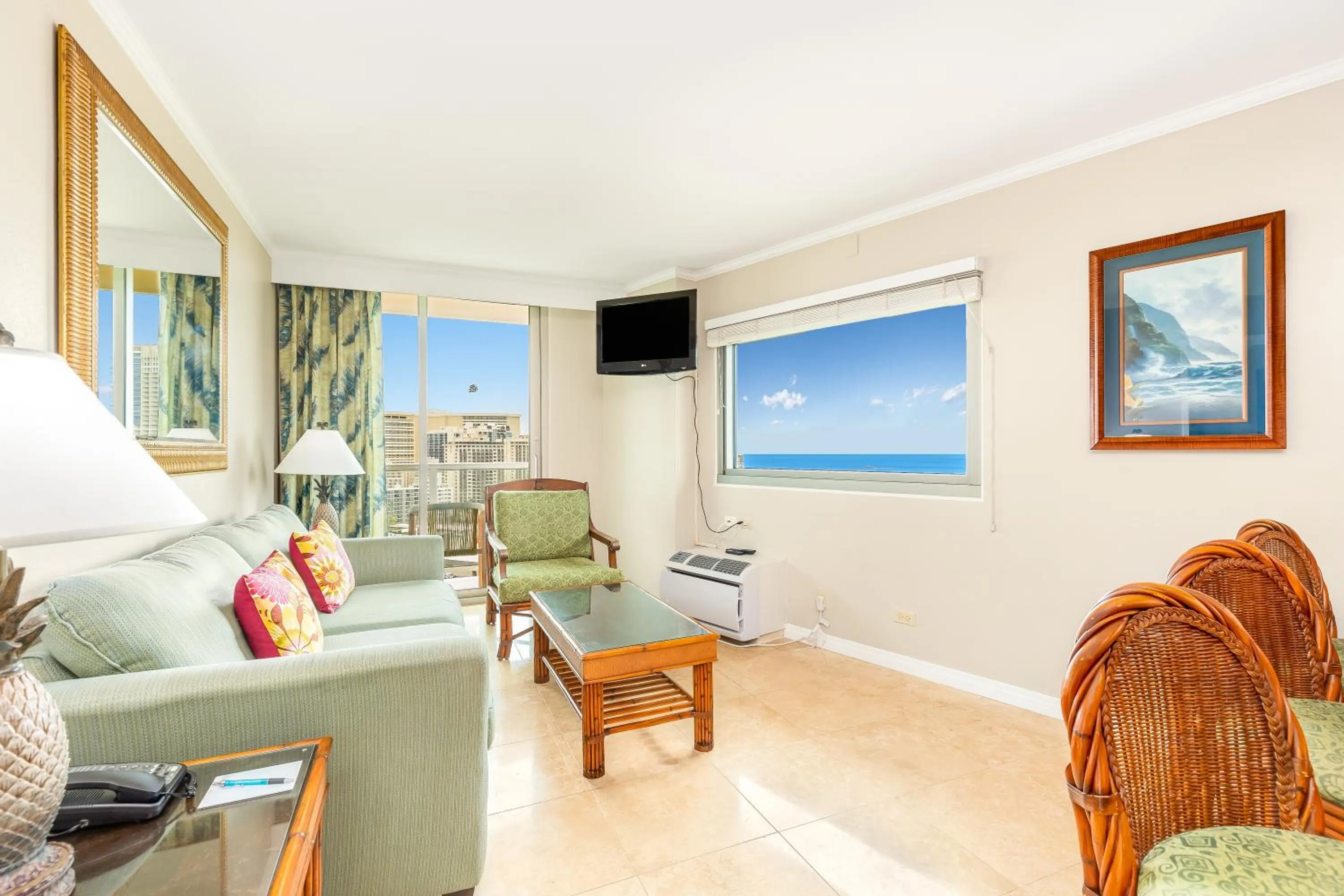Seating area in Luana Waikiki Hotel & Suites