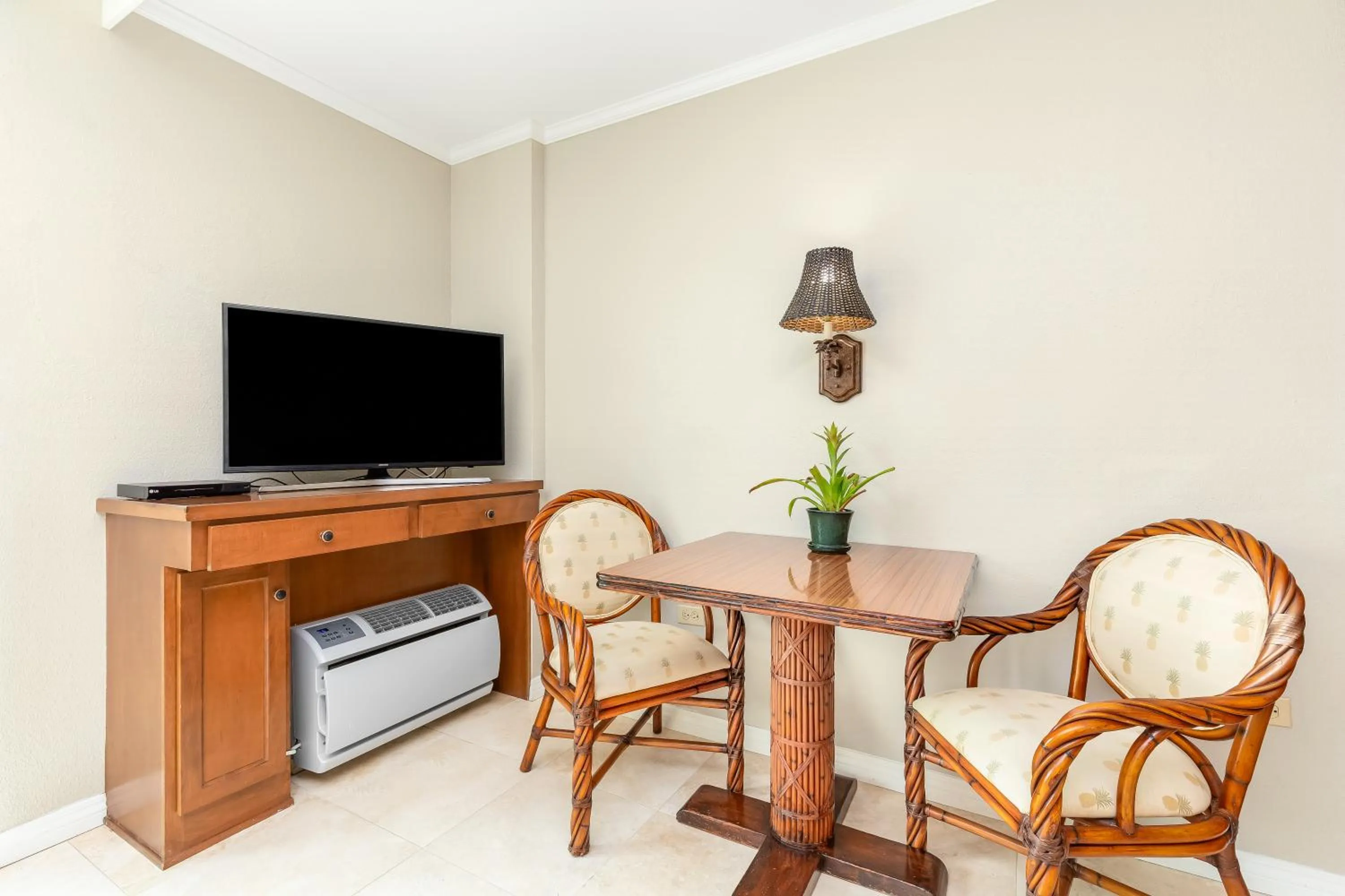 Dining area in Luana Waikiki Hotel & Suites