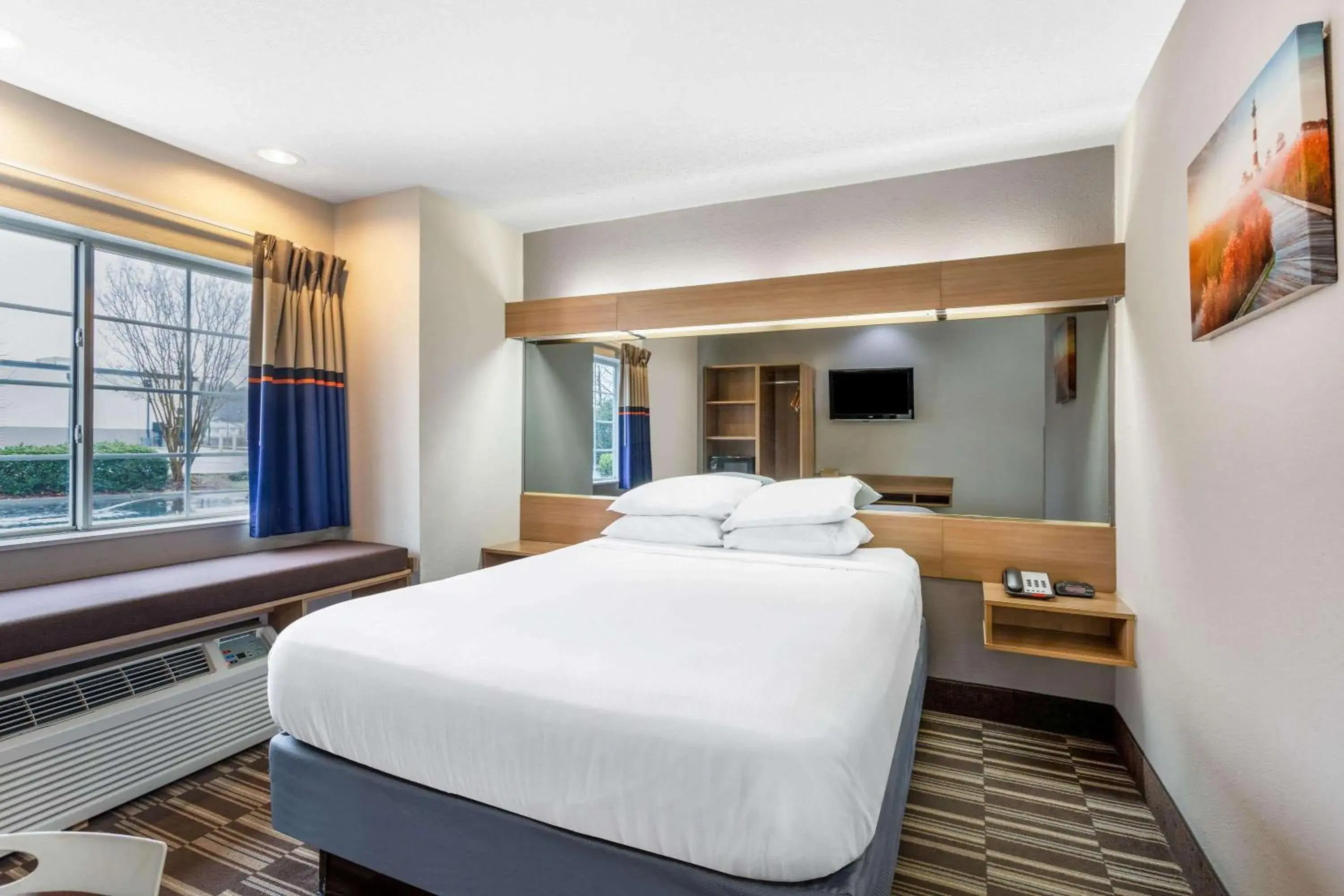 Photo of the whole room, Bed in Microtel Inn & Suites by Wyndham Matthews/Charlotte Photo of the whole room, Bed in Microtel Inn & Suites by Wyndham Matthews/Charlotte