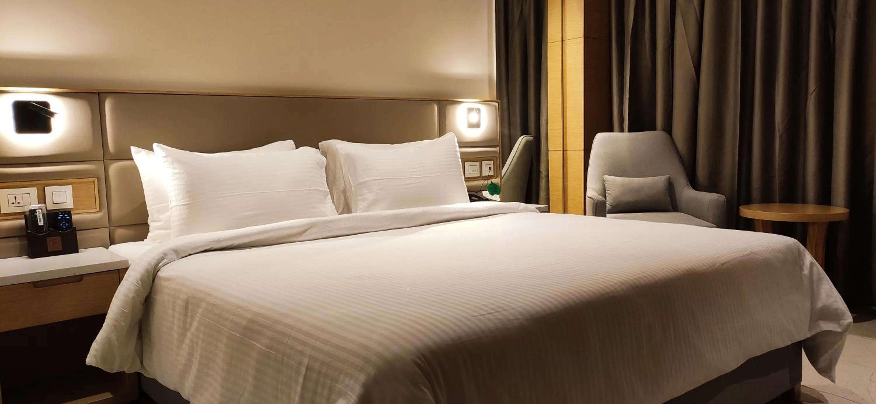 Photo of the whole room, Bed in Sunhill Portico