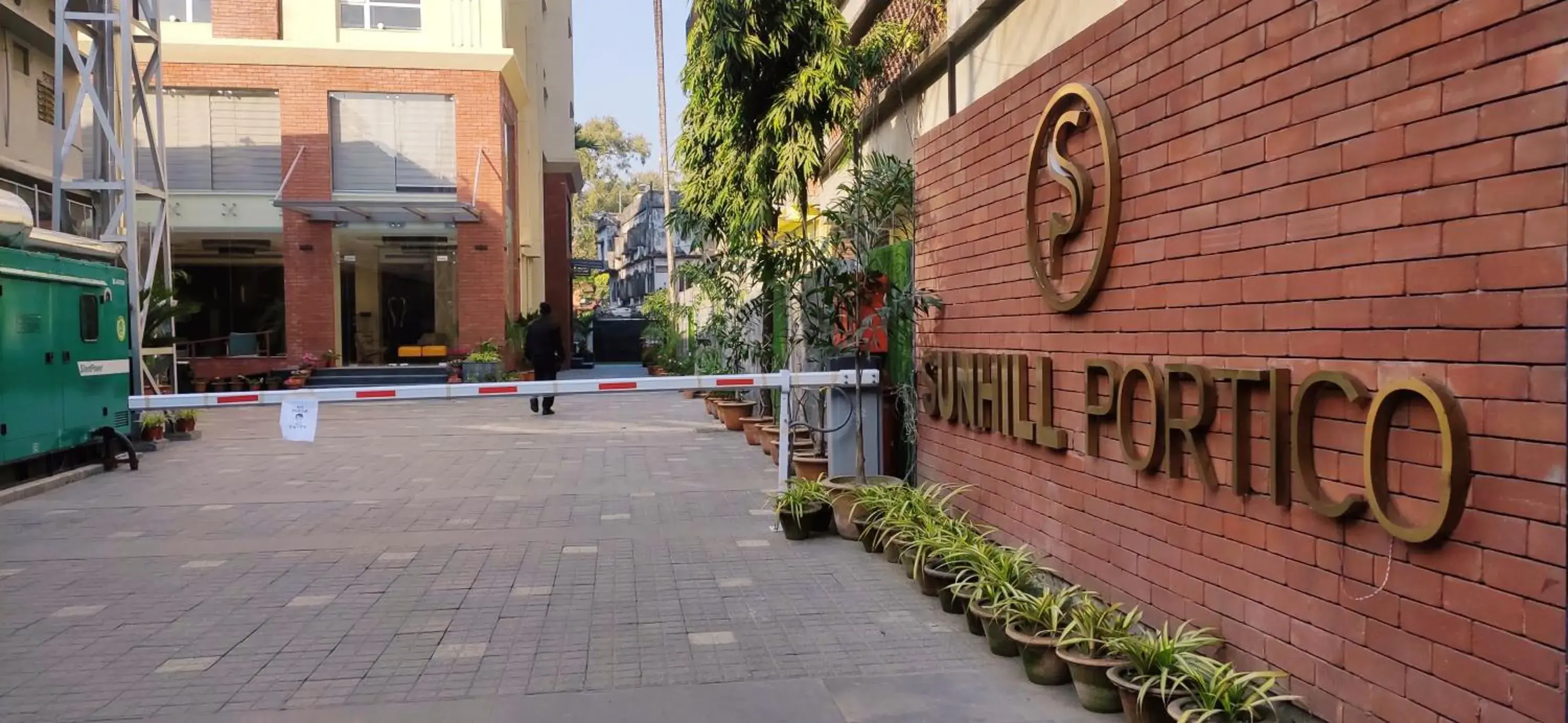 Facade/entrance in Sunhill Portico Facade/entrance in Sunhill Portico