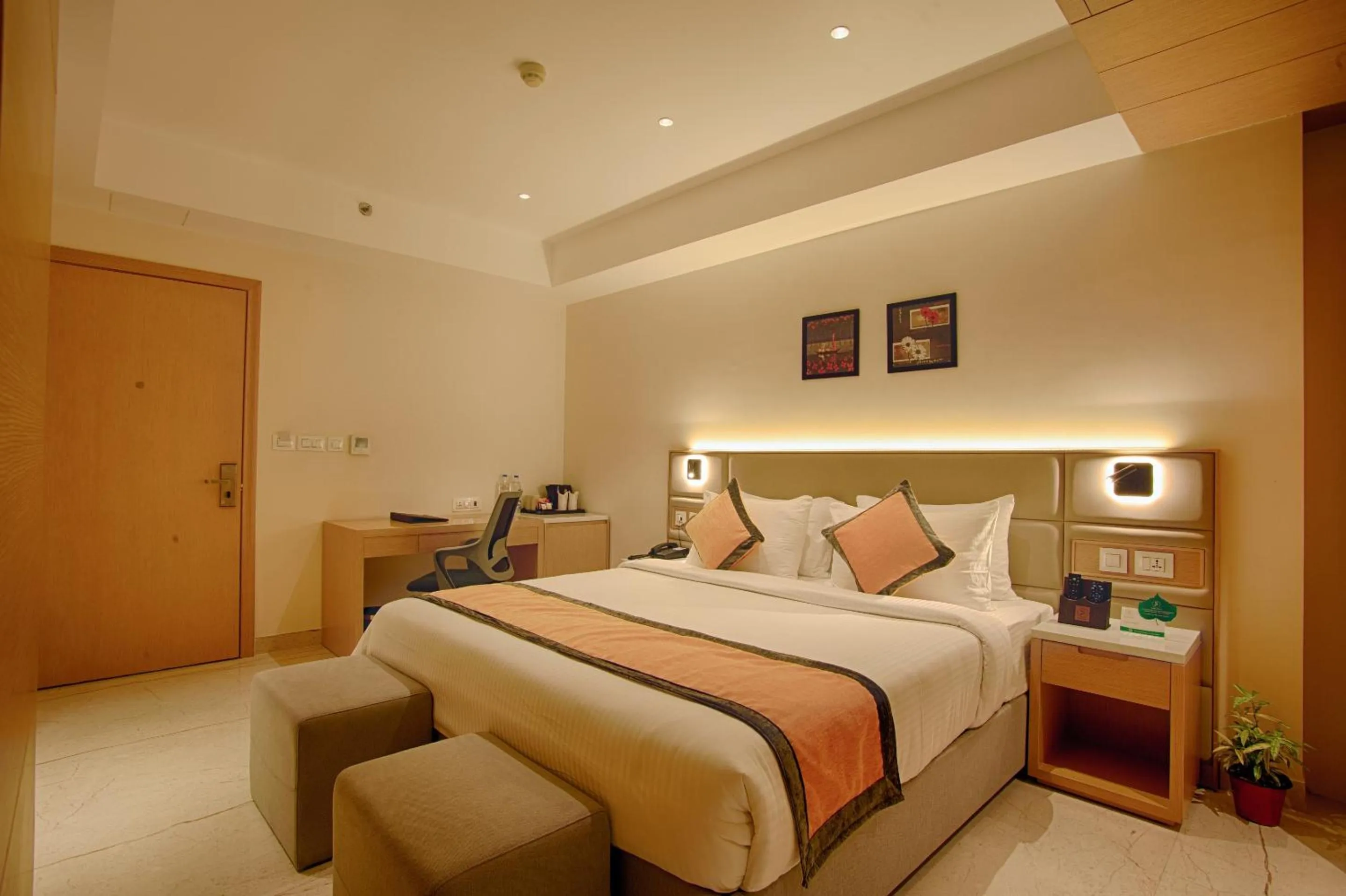 Photo of the whole room, Bed in Sunhill Portico