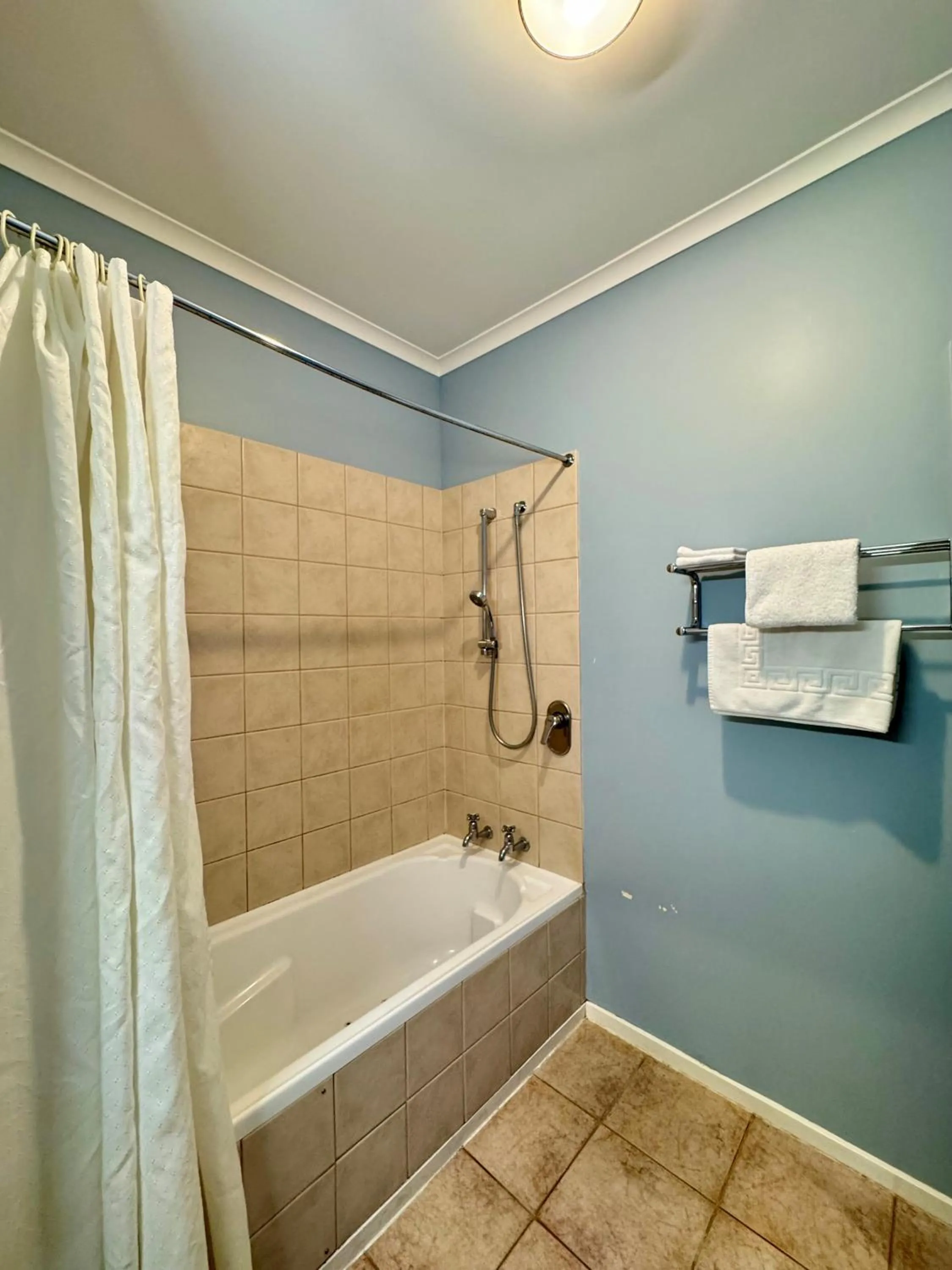 Bath in O'Reillys Motel