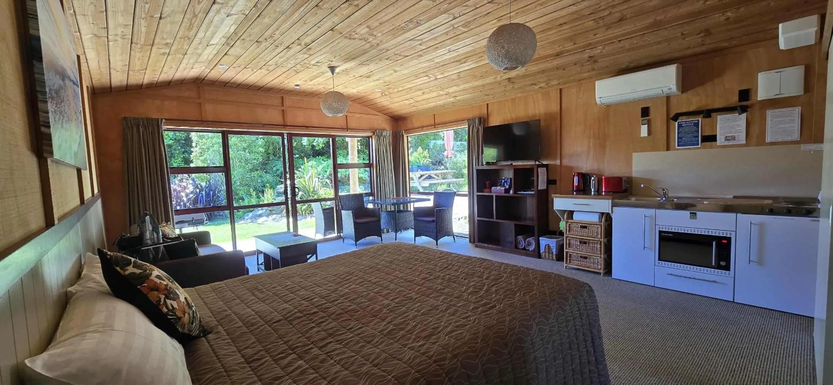 Bed in The Rocks Chalets