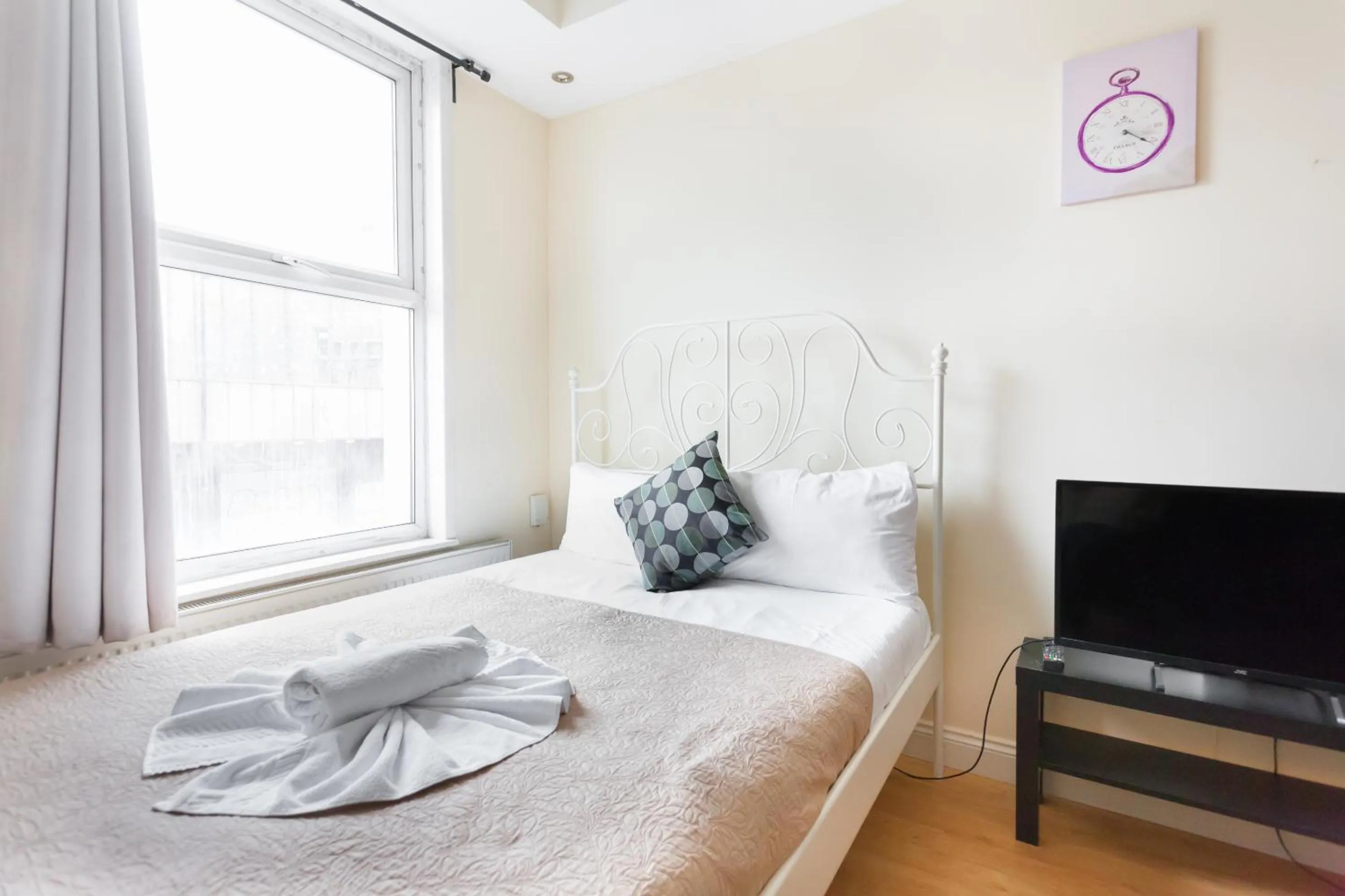 Bedroom, Bed in Euston Modern Apartments